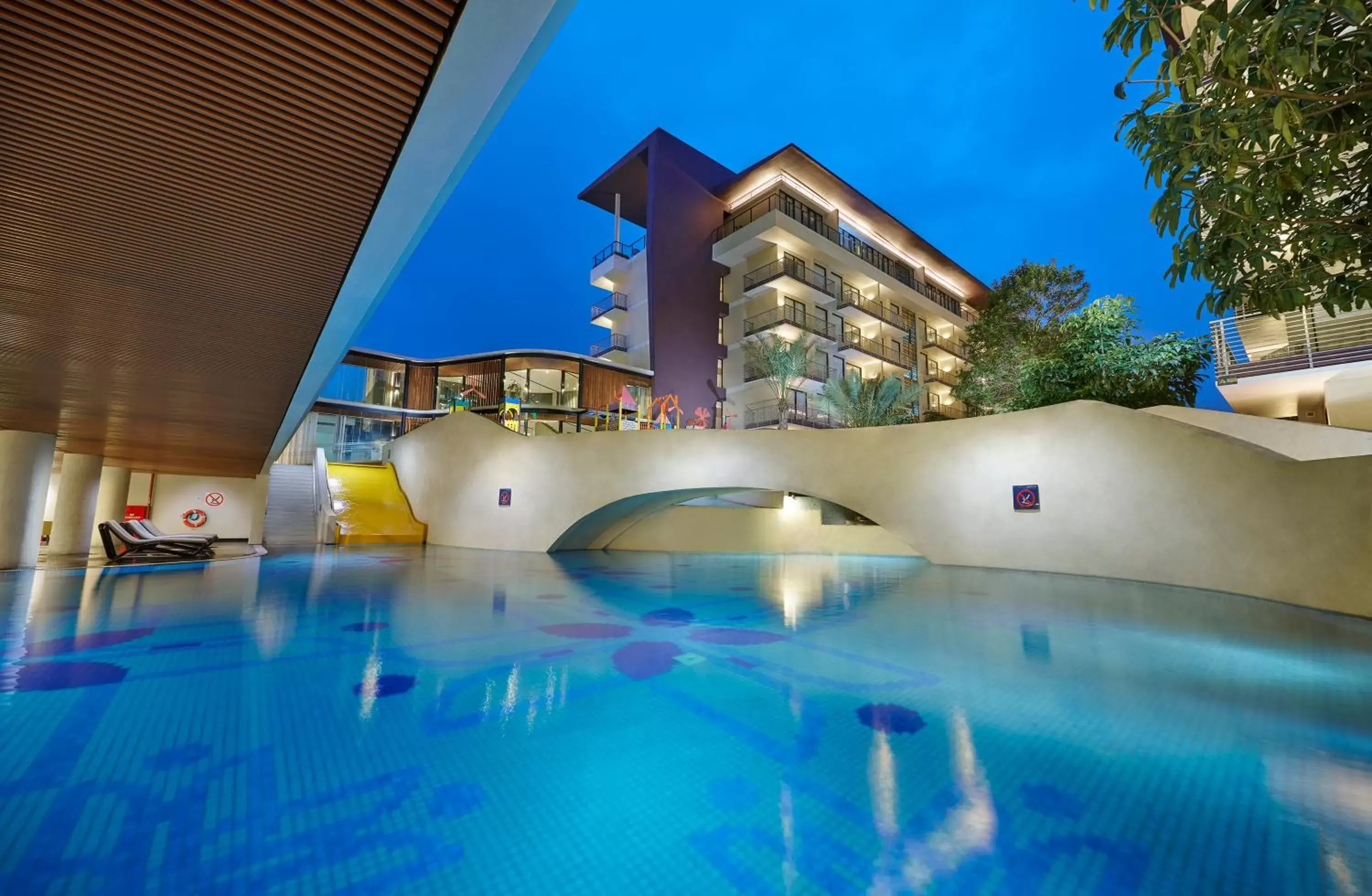 Swimming Pool in Golden Tulip Holland Resort Batu
