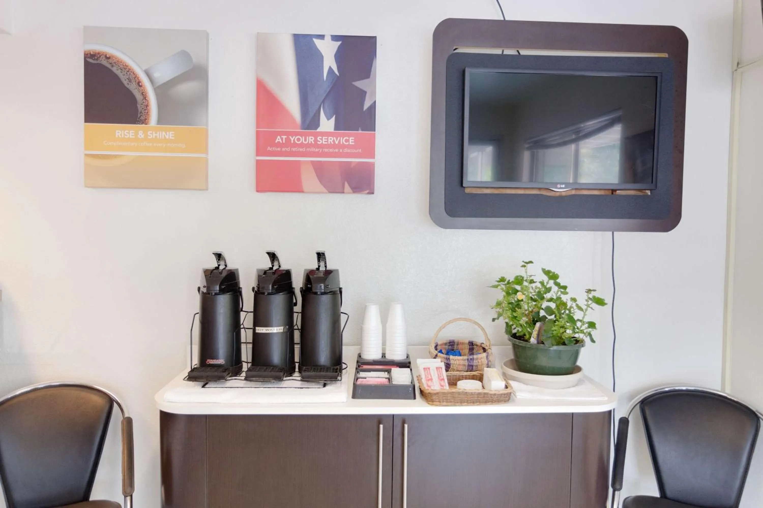 Communal lounge/ TV room in Motel 6 Weed - Mount Shasta