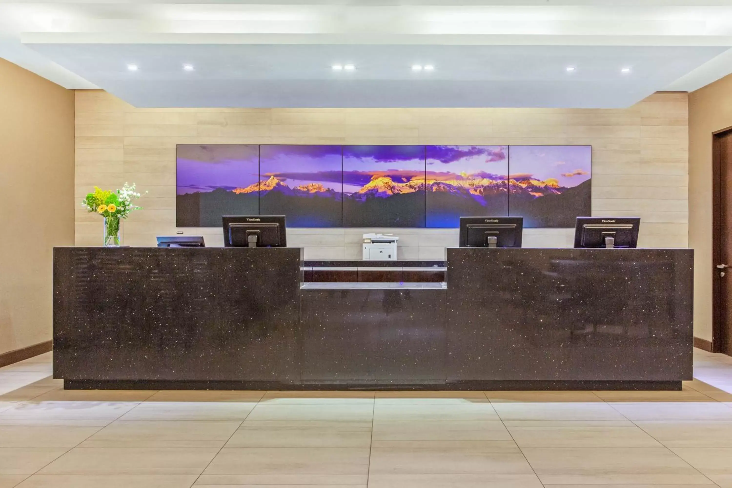 Lobby or reception in La Quinta by Wyndham Santiago Aeropuerto