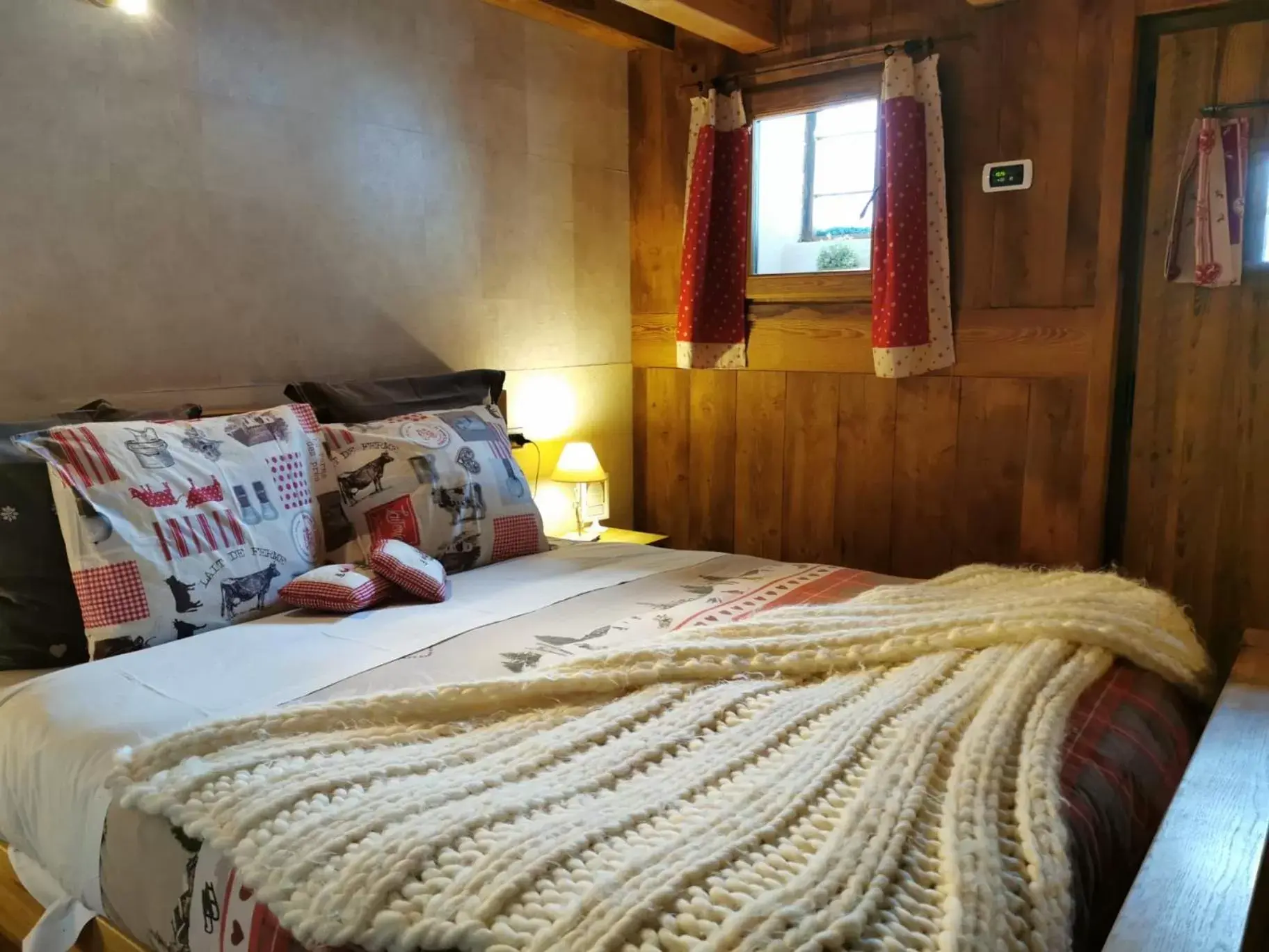 Photo of the whole room, Bed in Maison Le Cler