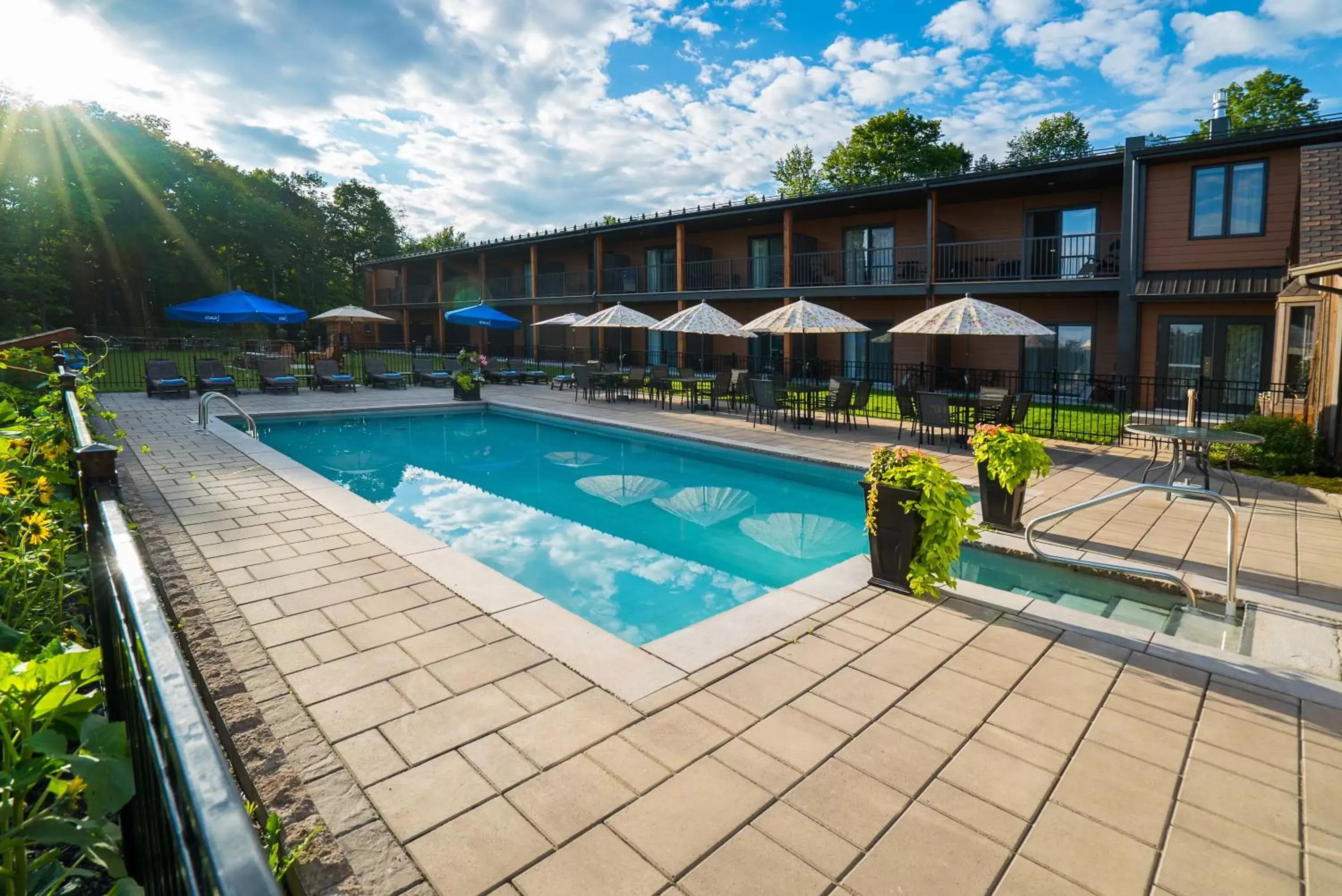 Patio, Swimming Pool in Auberge des Gallant