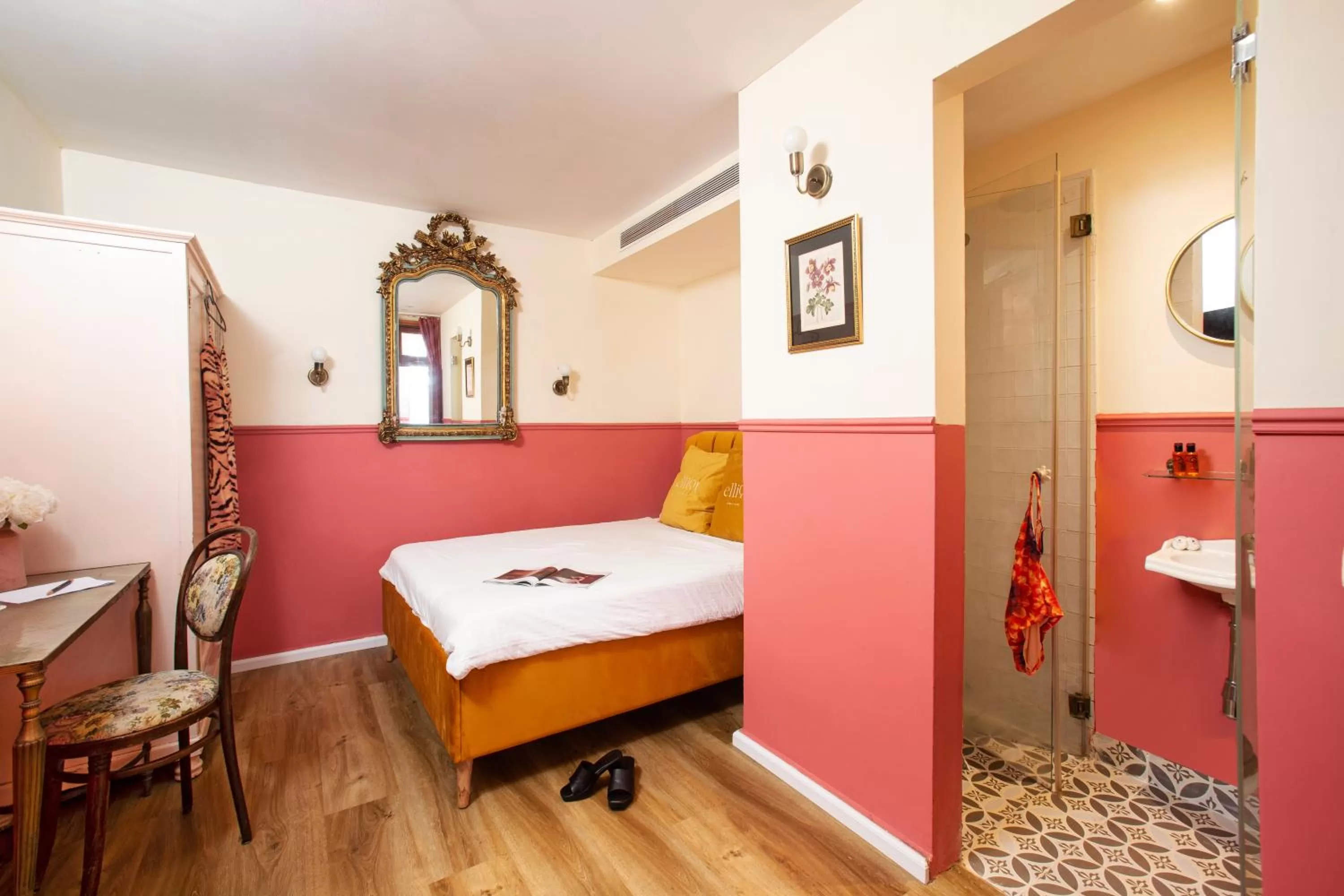 Shower in The Elliot - Adults only