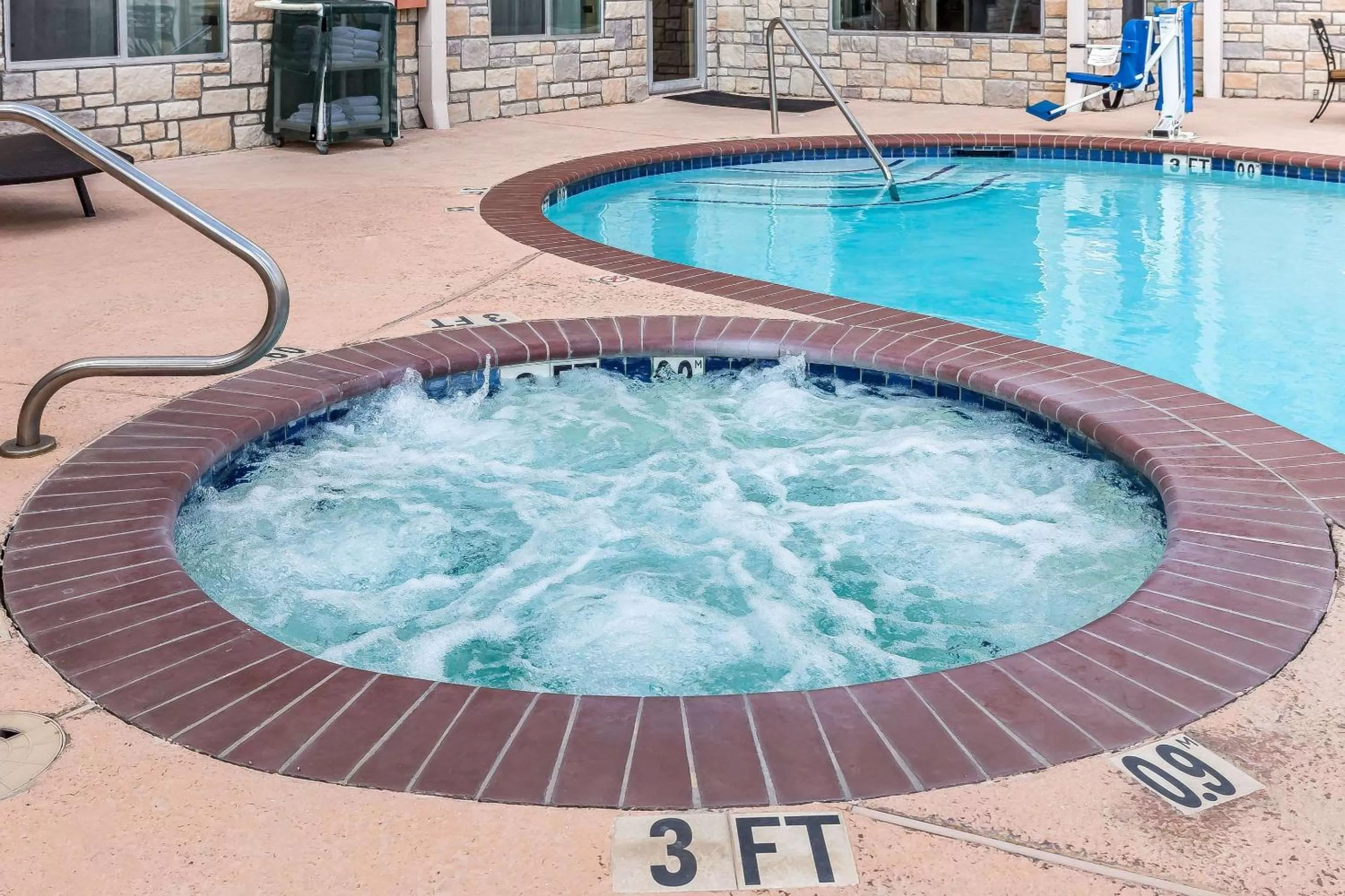 On site, Swimming Pool in Comfort Suites Houston IAH Airport - Beltway 8