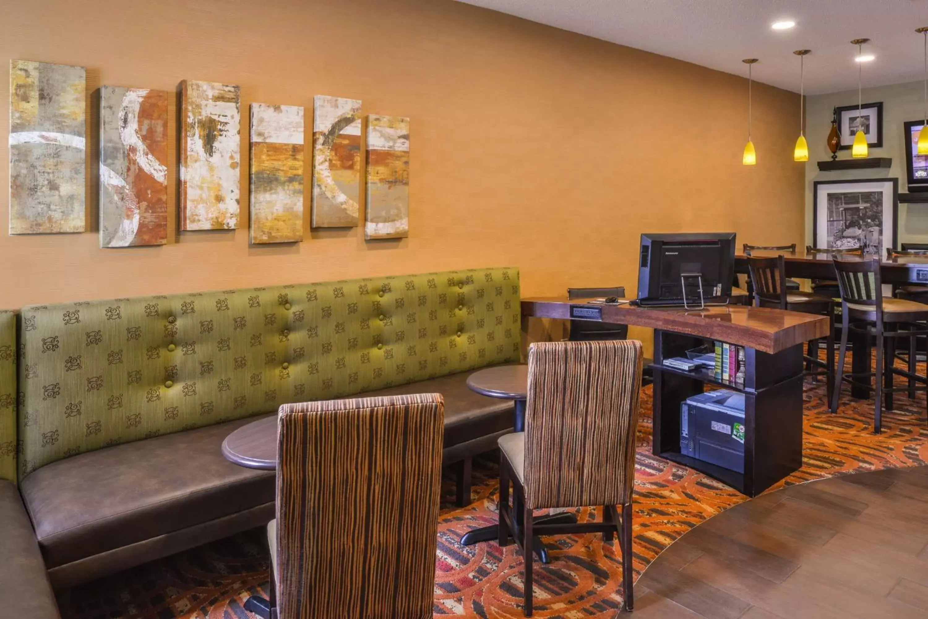 Dining area in Hampton Inn Elkhart