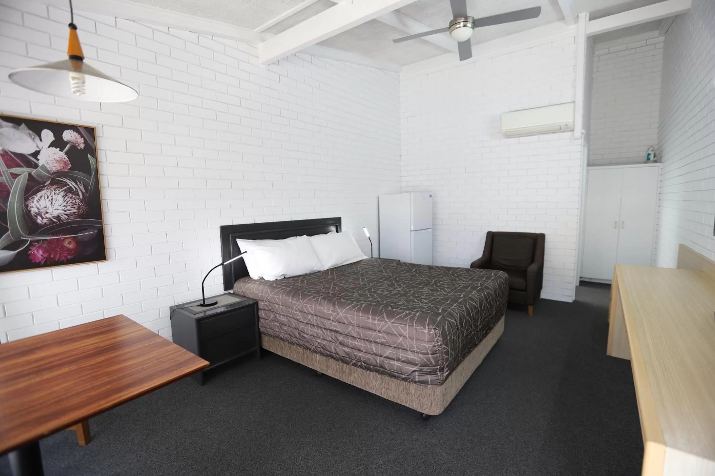 Bedroom, Bed in The Town House Motor Inn