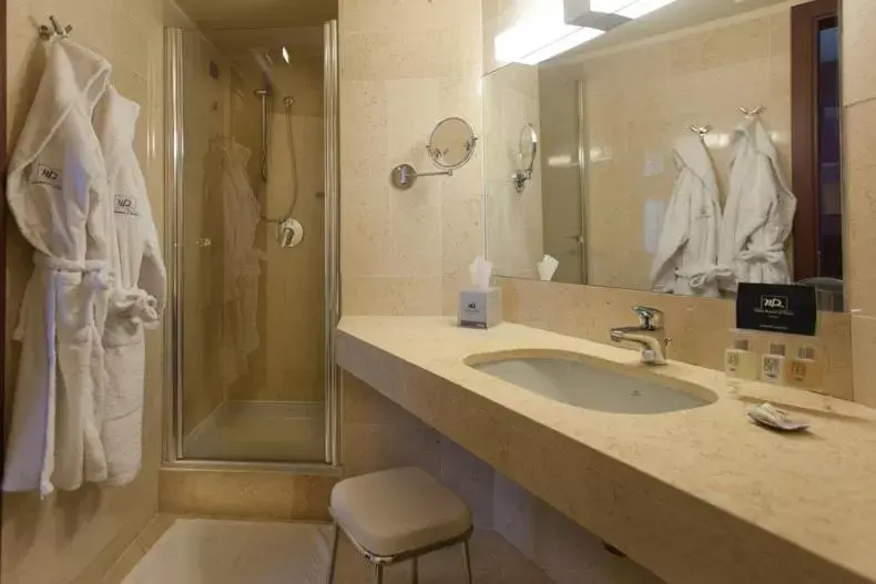 Shower, Bathroom in Hotel Rossini Al Teatro