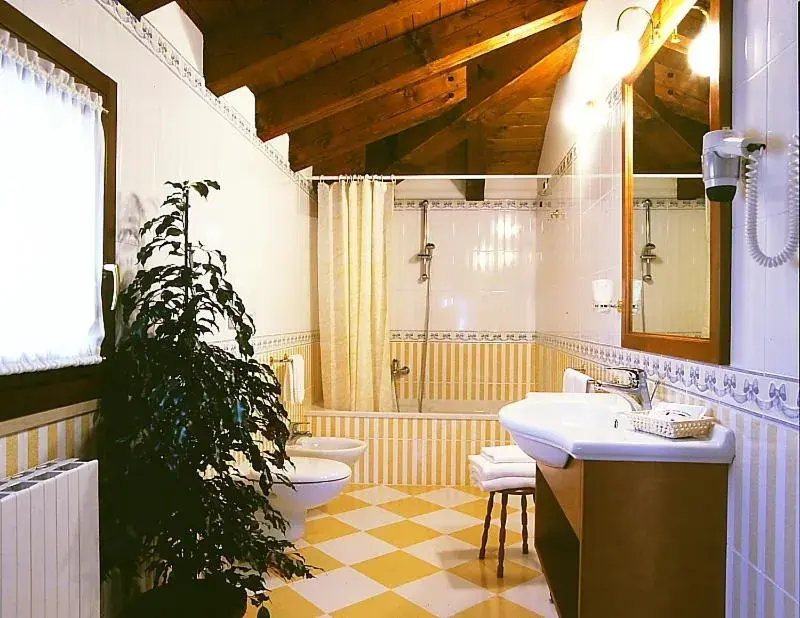 Bathroom in Hotel Antico Moro