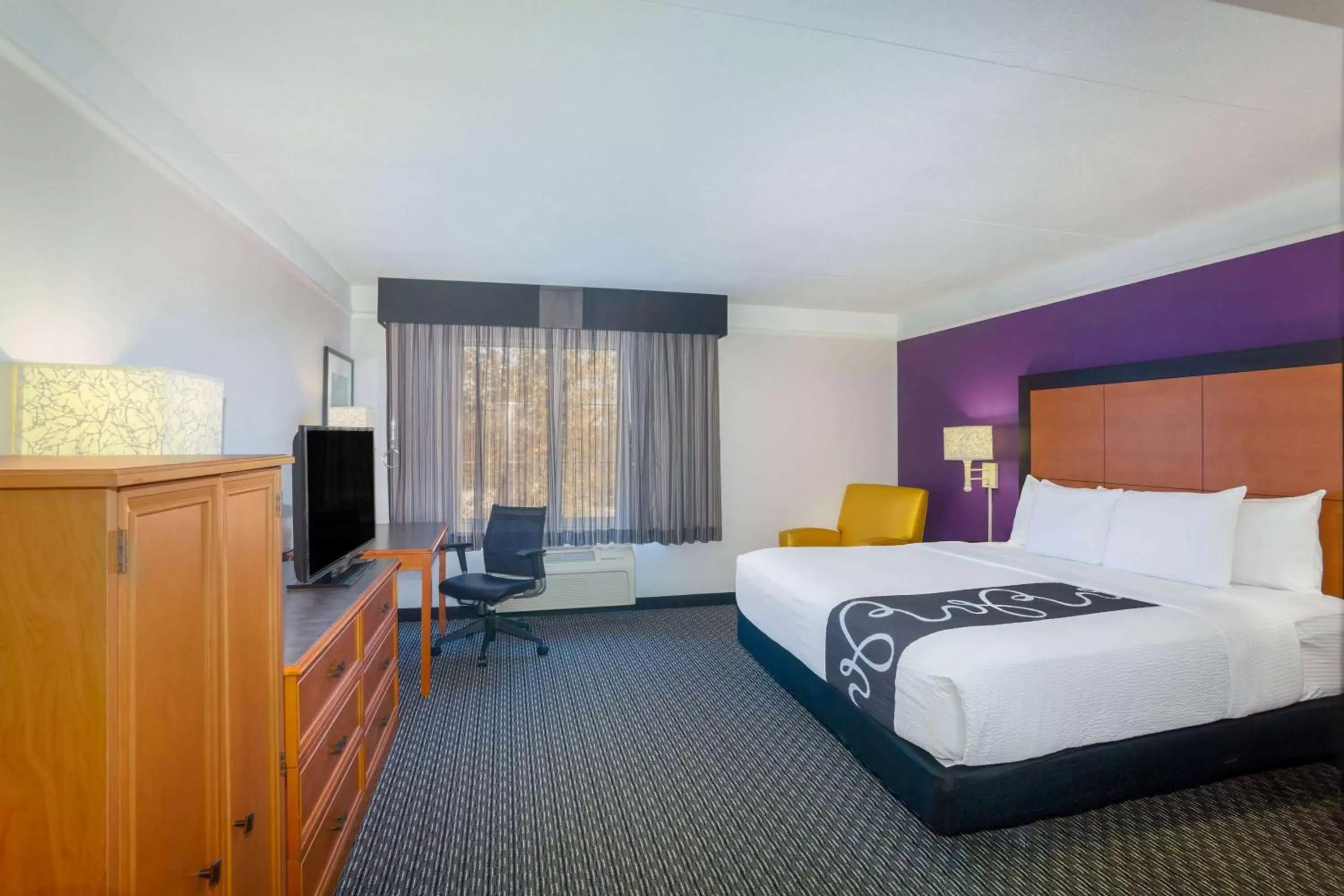 Photo of the whole room, Bed in La Quinta by Wyndham St. Louis Westport Photo of the whole room, Bed in La Quinta by Wyndham St. Louis Westport