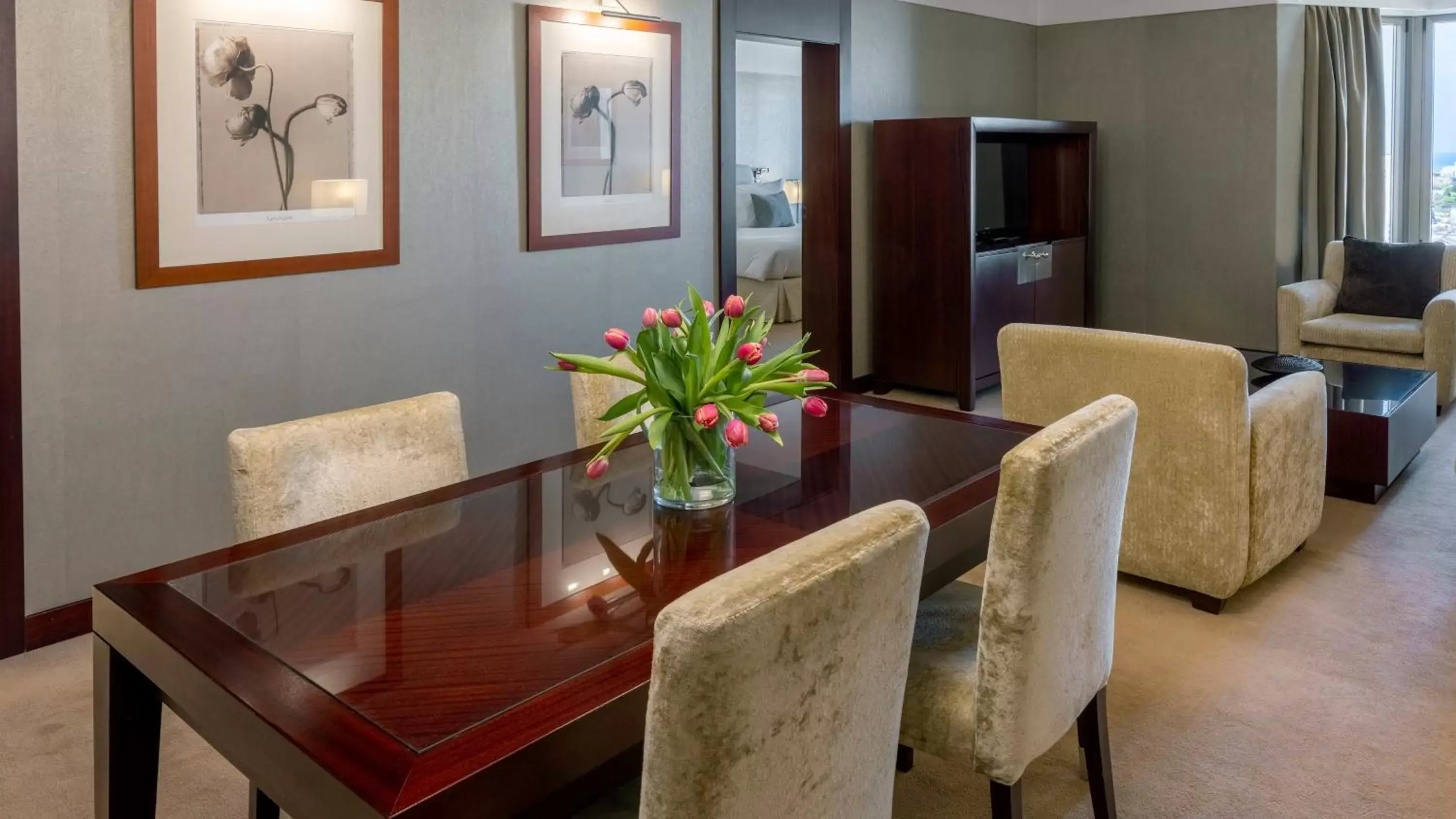 Photo of the whole room, Dining Area in Crowne Plaza Porto, an IHG Hotel