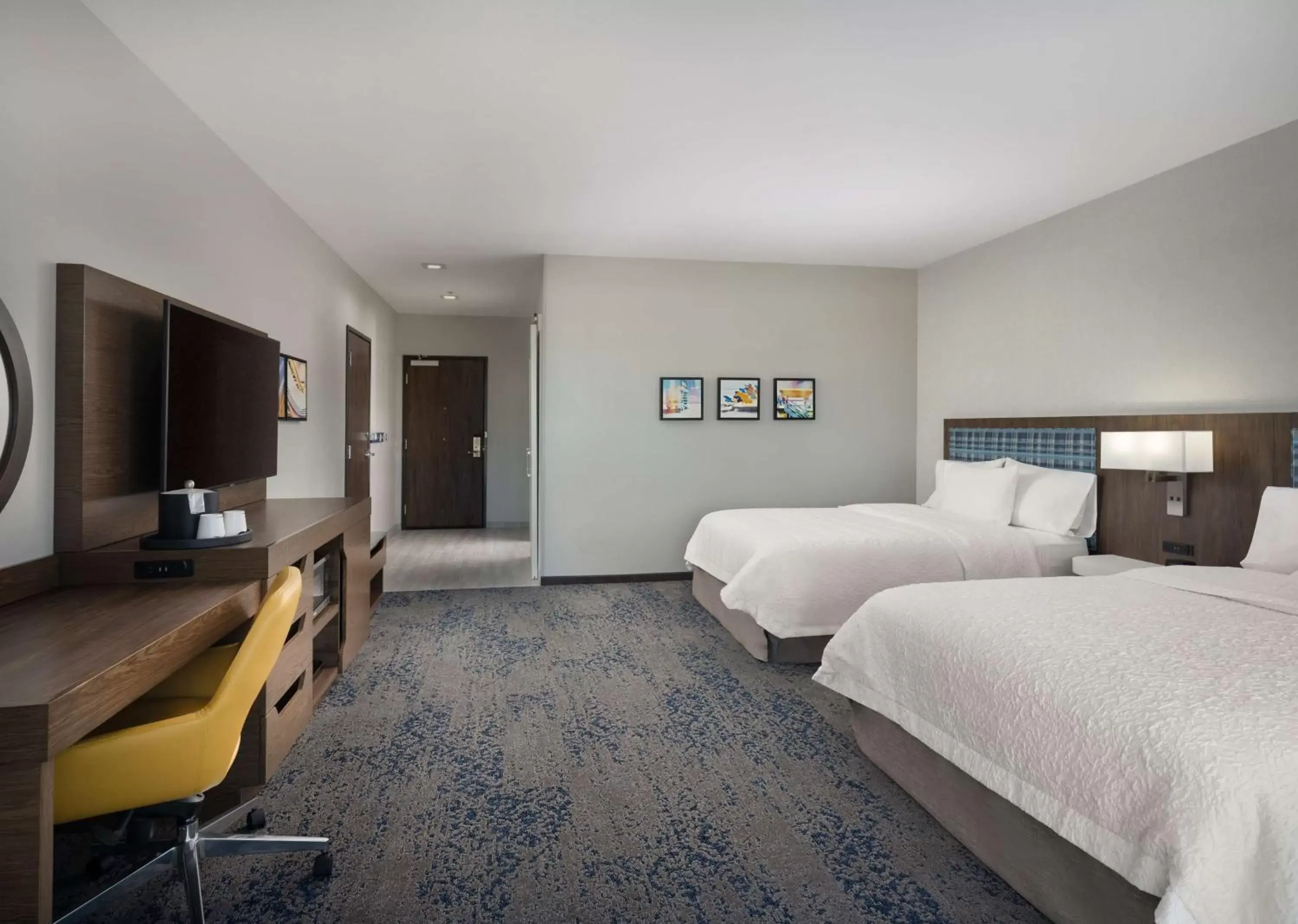 Bedroom, TV/Entertainment Center in Hampton Inn & Suites El Cajon San Diego