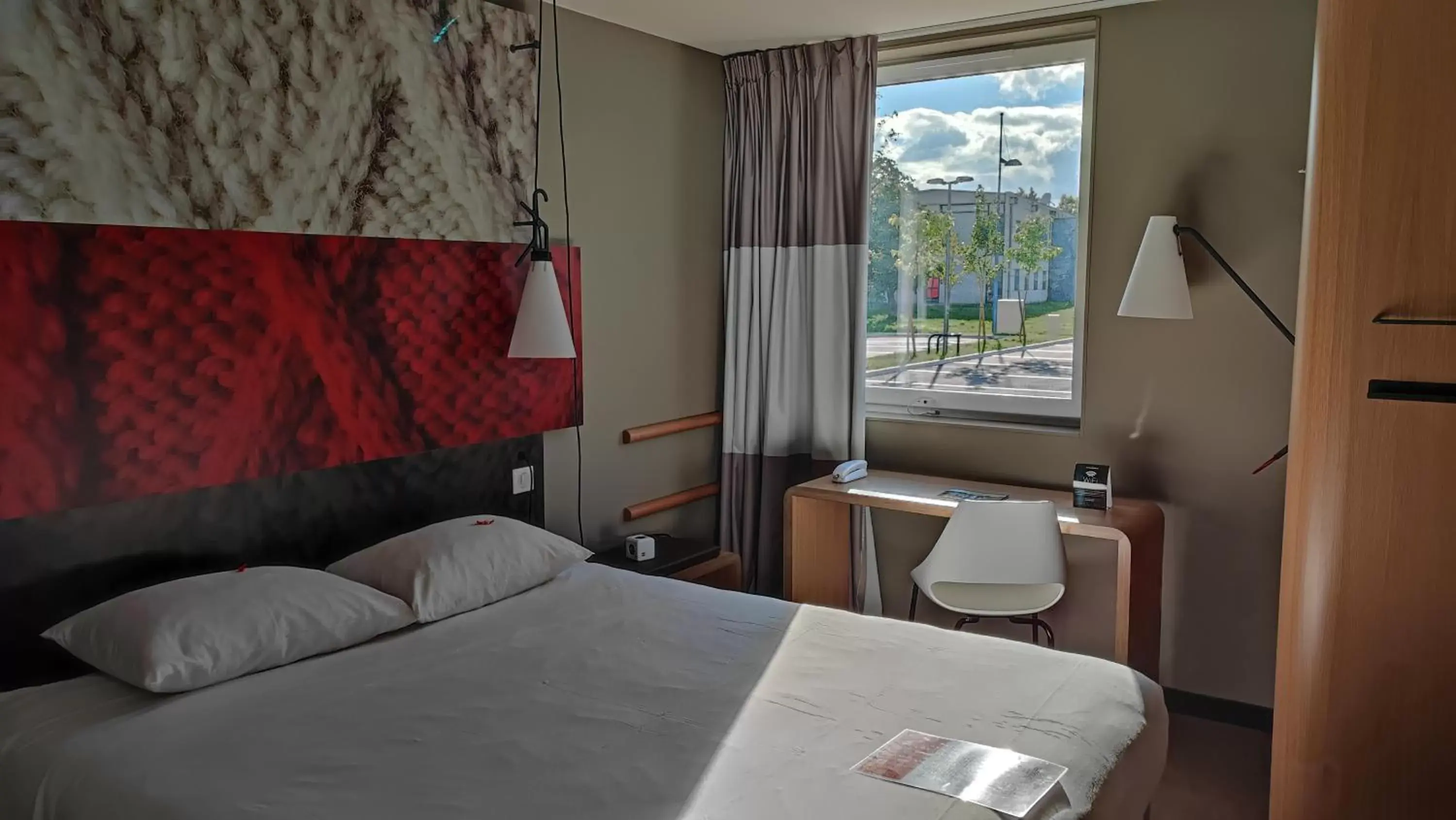 Photo of the whole room, Bed in ibis Moulins