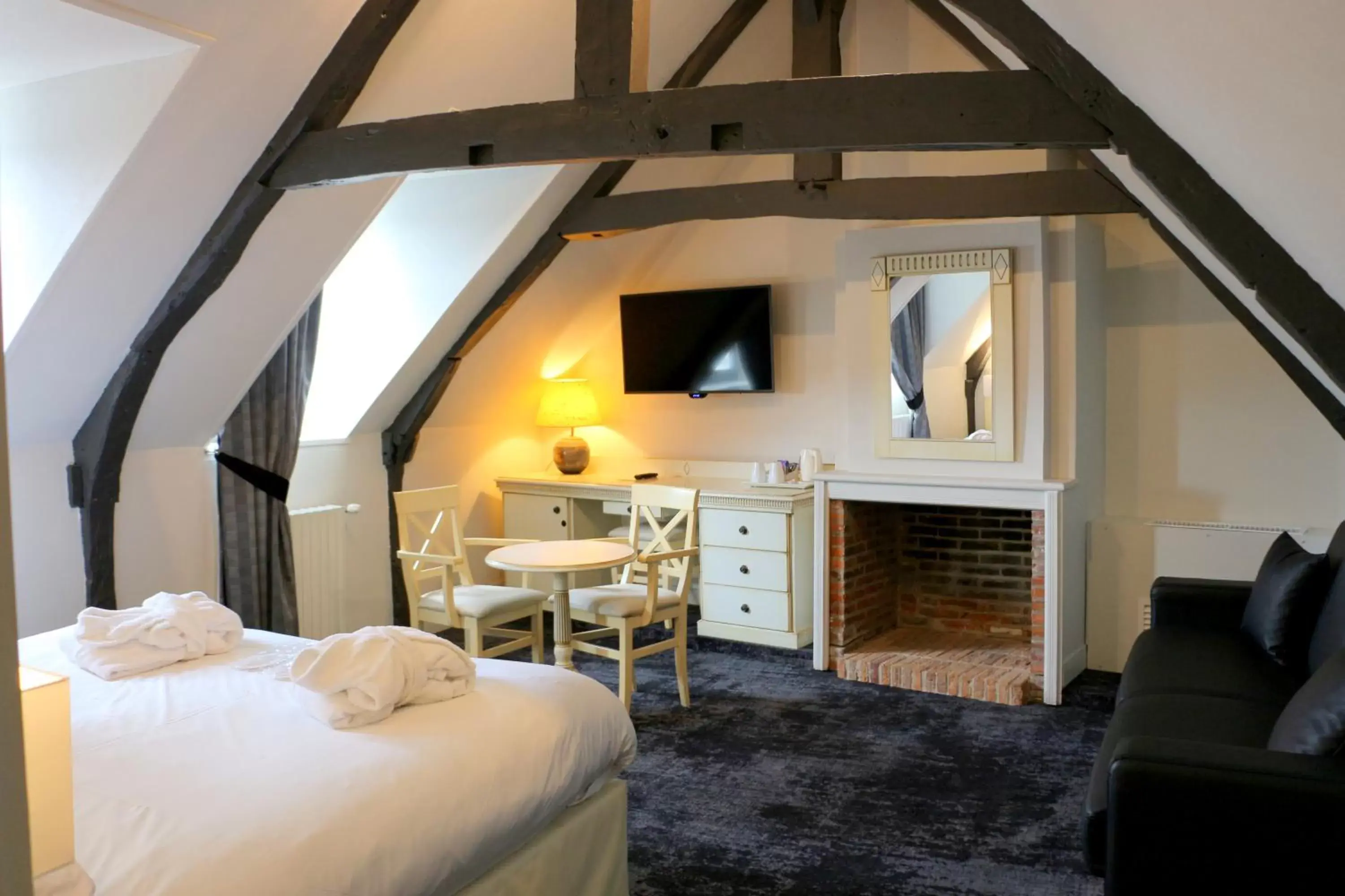 Bedroom, TV/Entertainment Center in Best Western Le Cheval Blanc -Centre- Vieux Port
