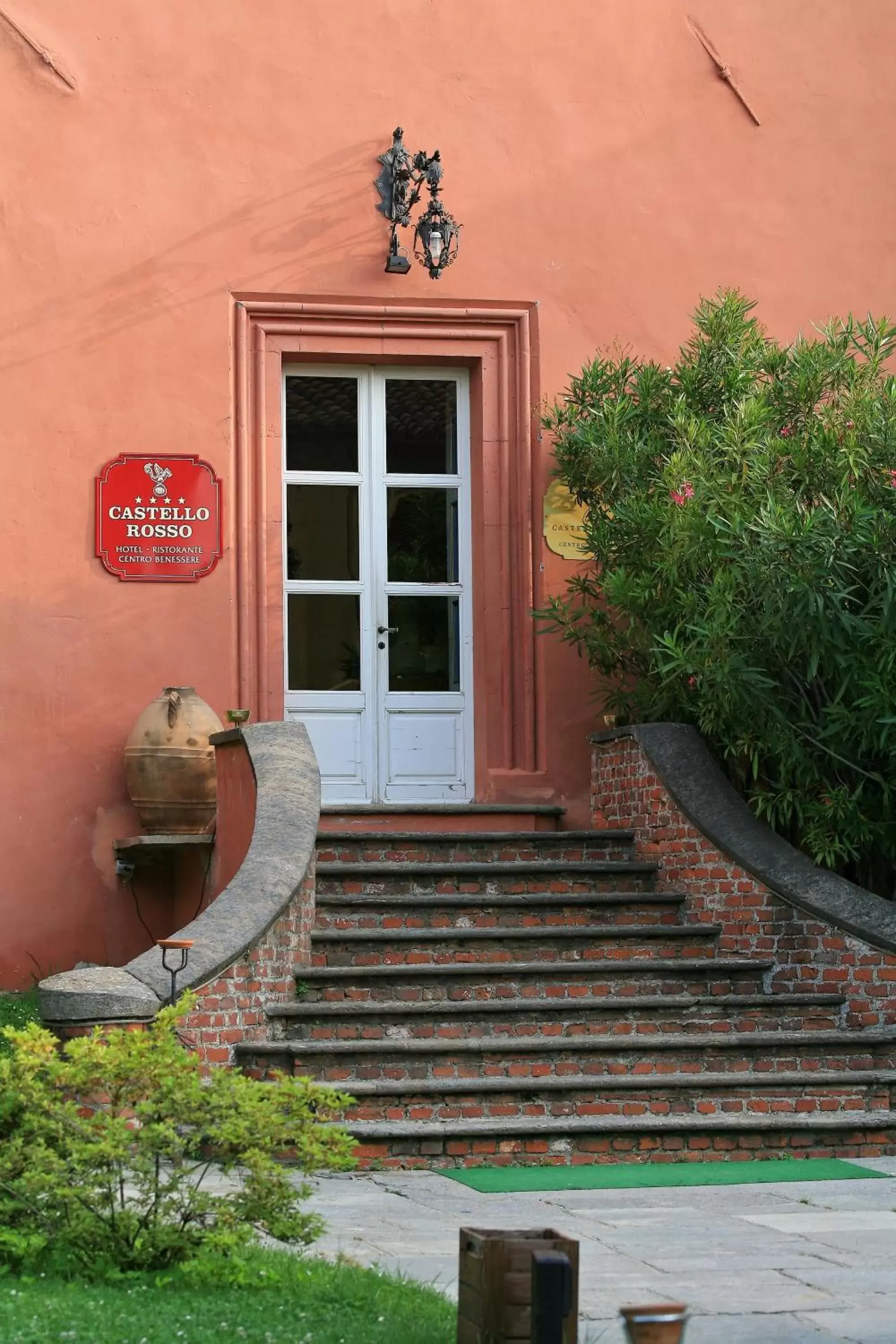 Facade/entrance in Castello Rosso