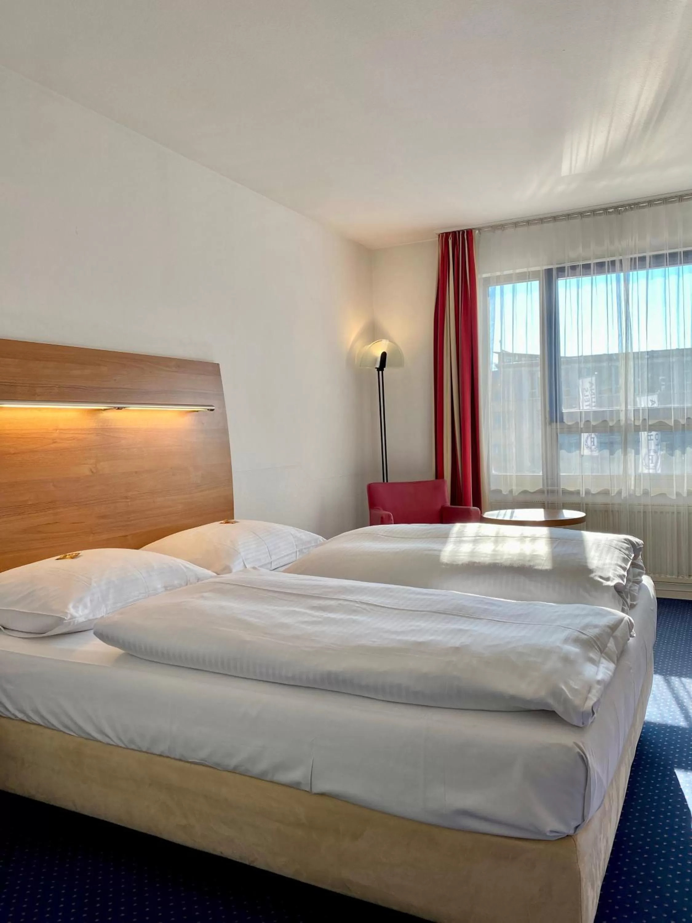 Photo of the whole room, Bed in City Hotel Fortuna Reutlingen