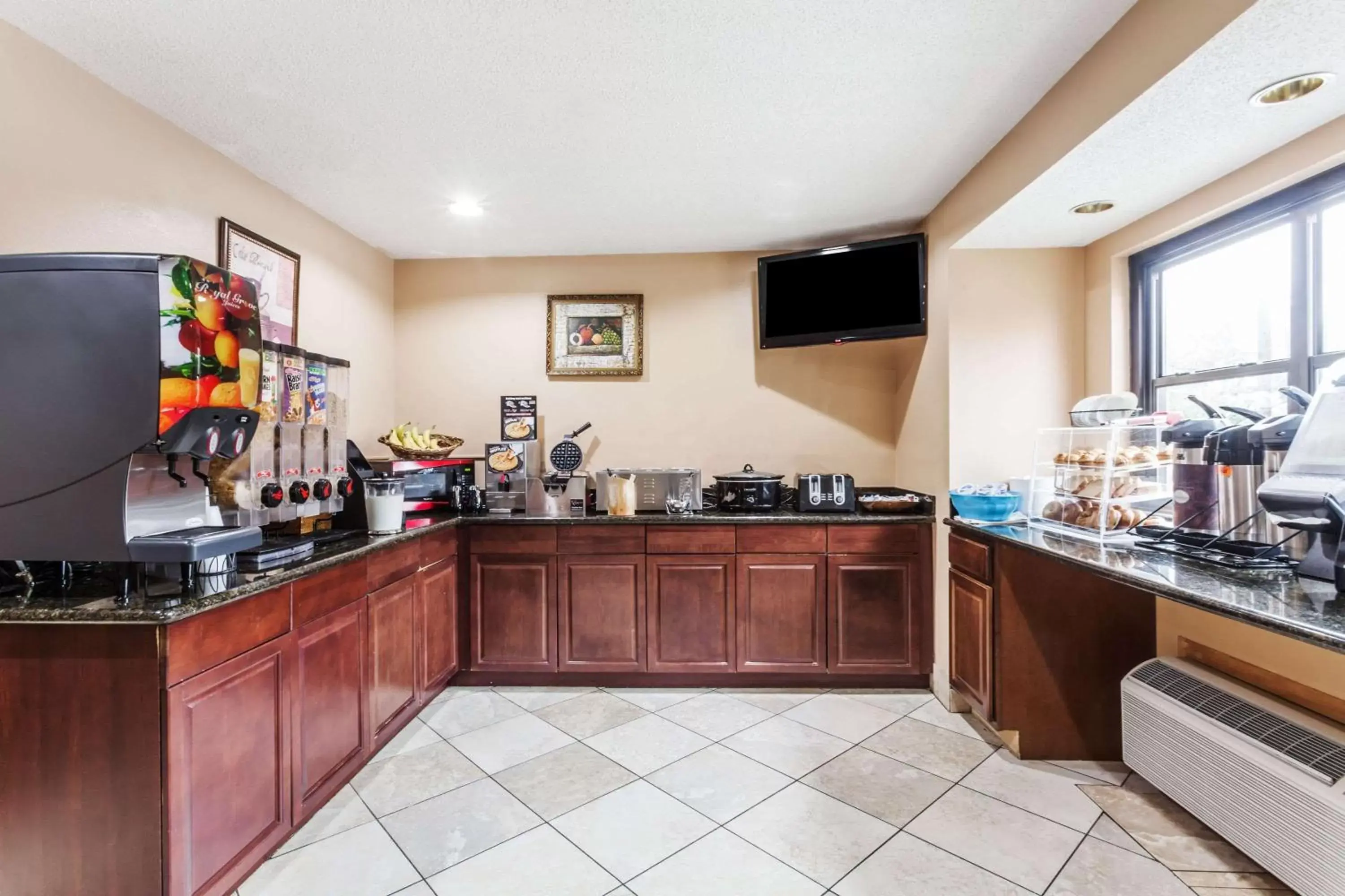 Restaurant/places to eat, Kitchen/Kitchenette in Microtel Inn by Wyndham Knoxville