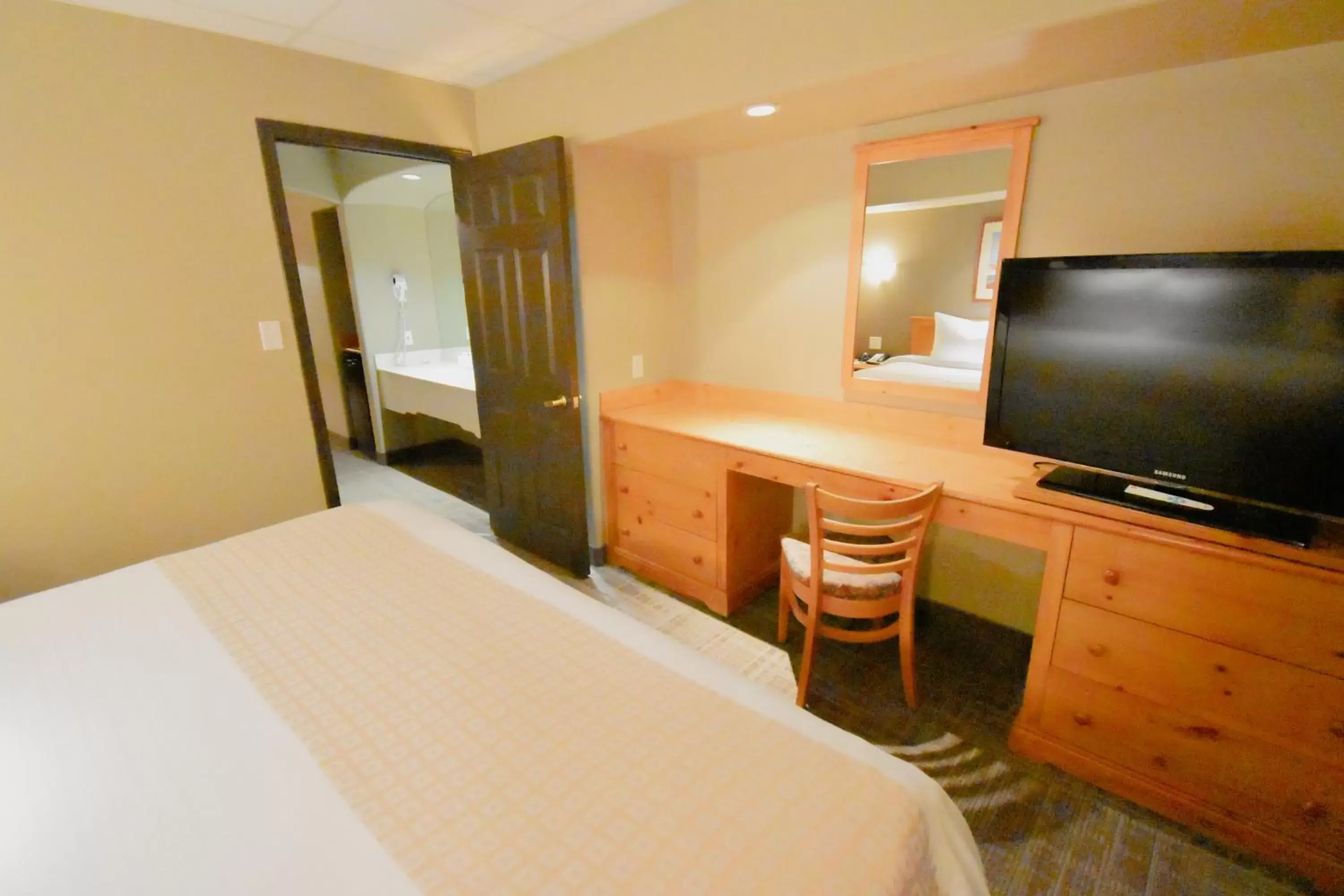 Bedroom, TV/Entertainment Center in Canad Inns Destination Centre Portage la Prairie