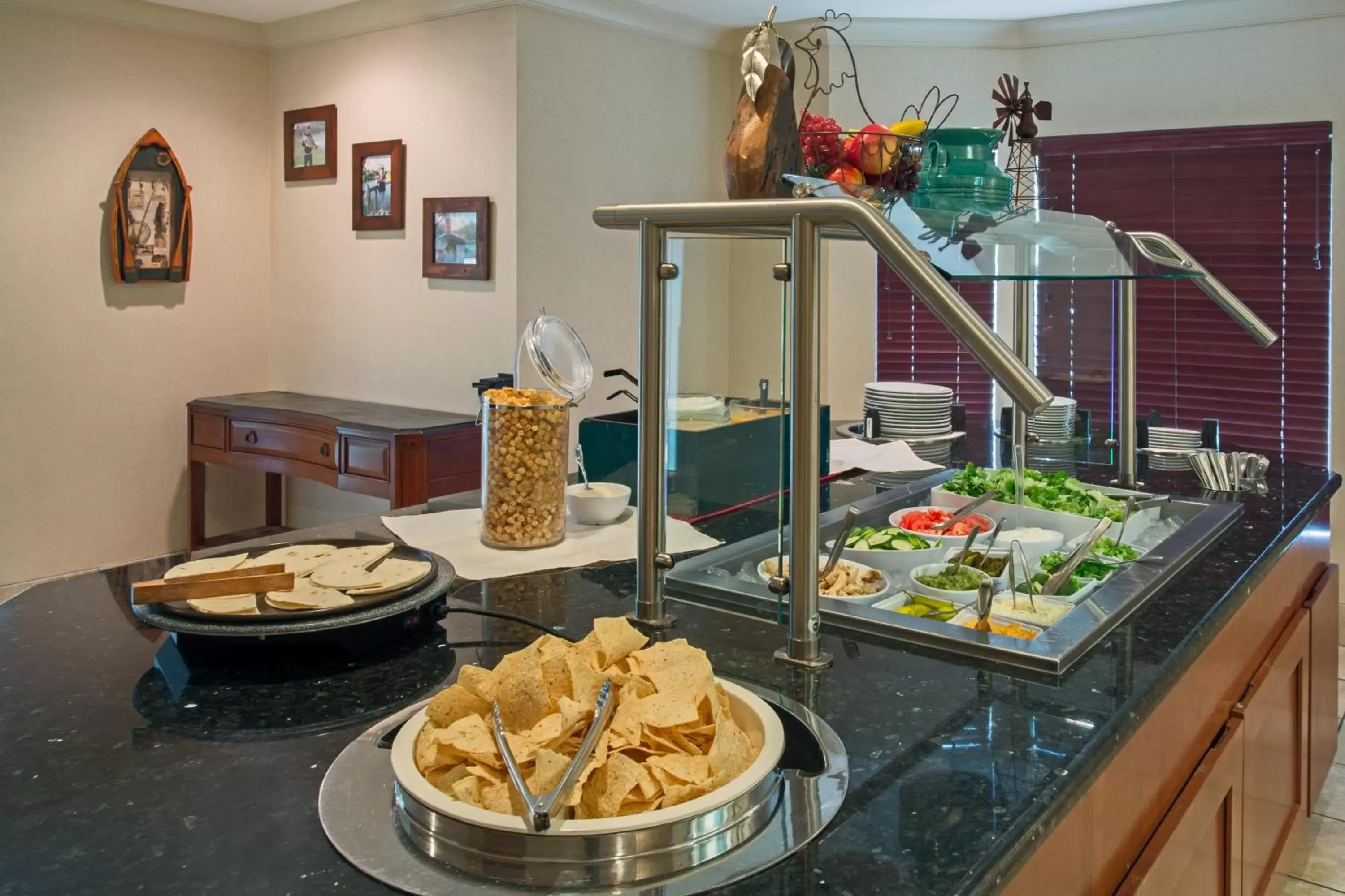 Restaurant/places to eat in Staybridge Suites Tallahassee I-10 East, an IHG Hotel