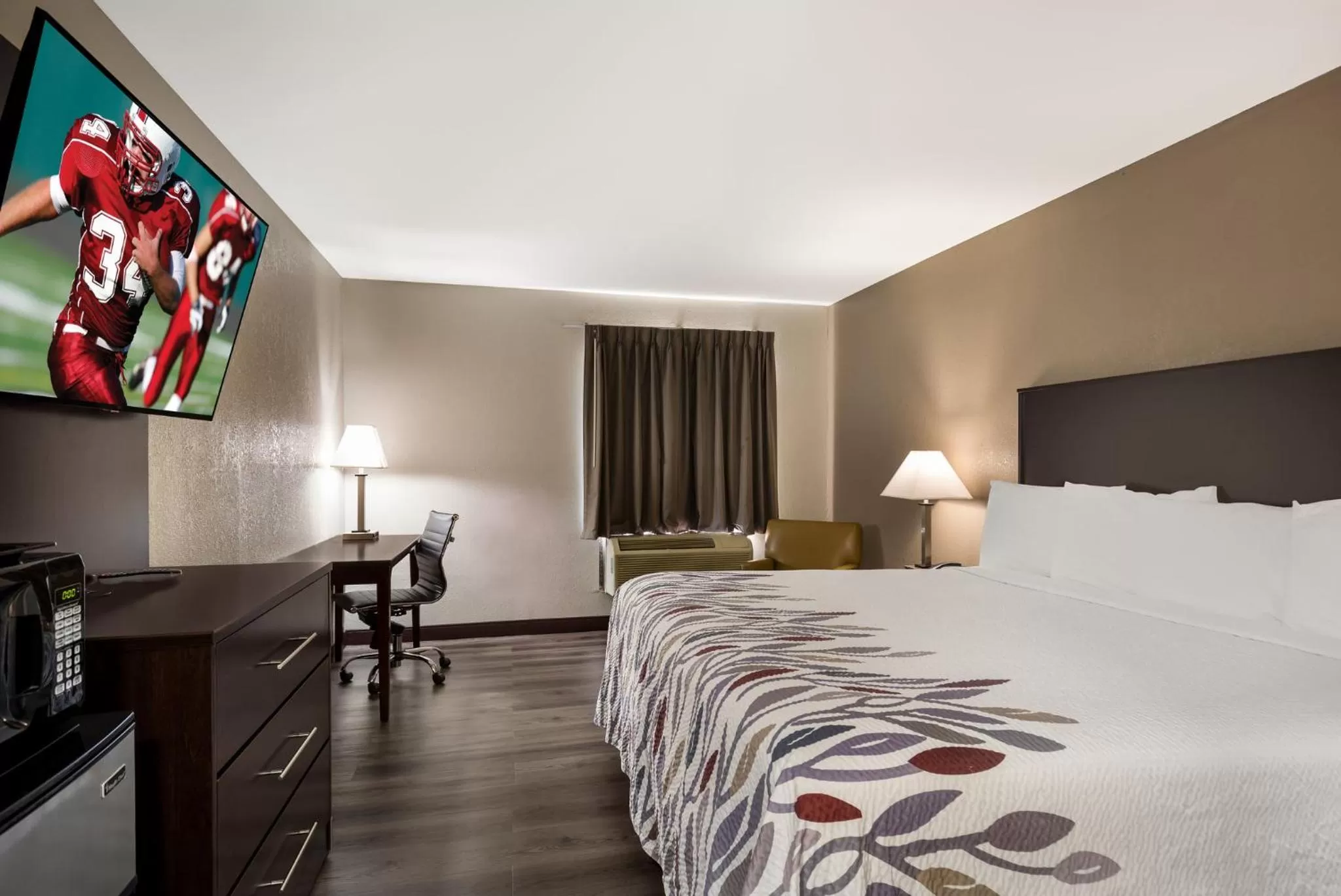 Photo of the whole room, Bed in Red Roof Inn Allentown South