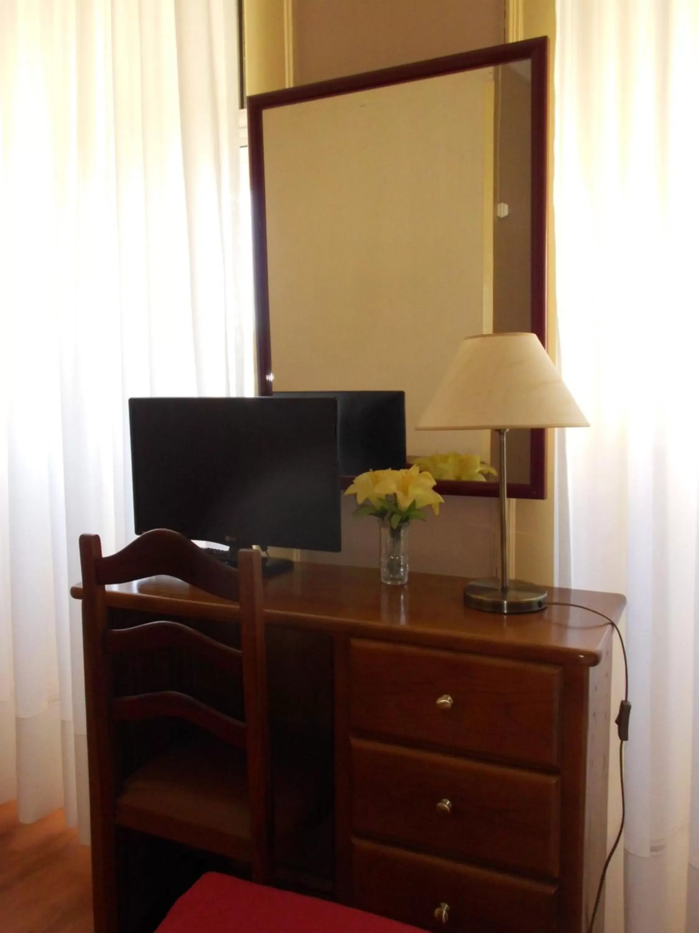 Bedroom, TV/Entertainment Center in Hotel Larbelo