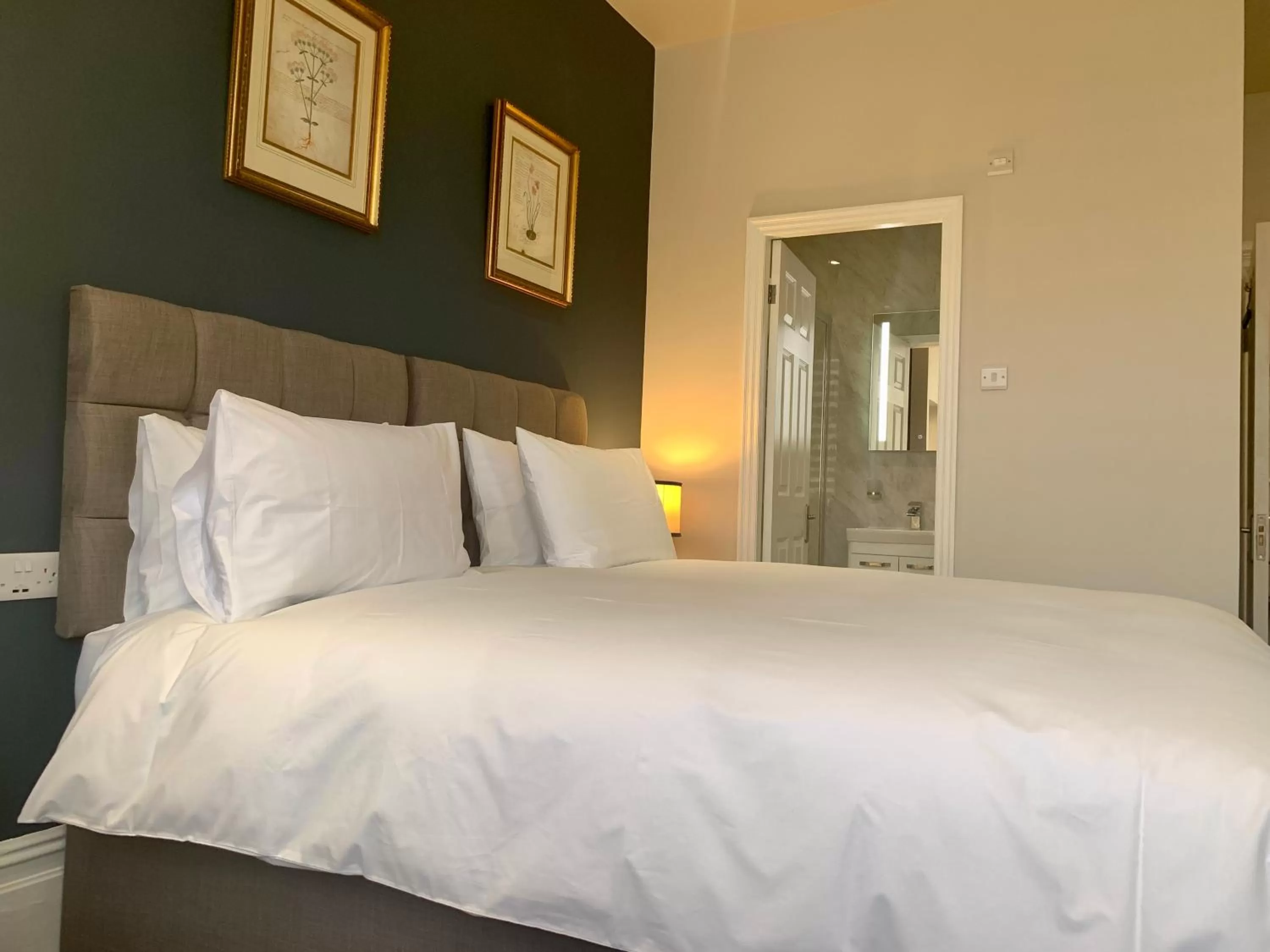 Bedroom, Bed in The Gaydon