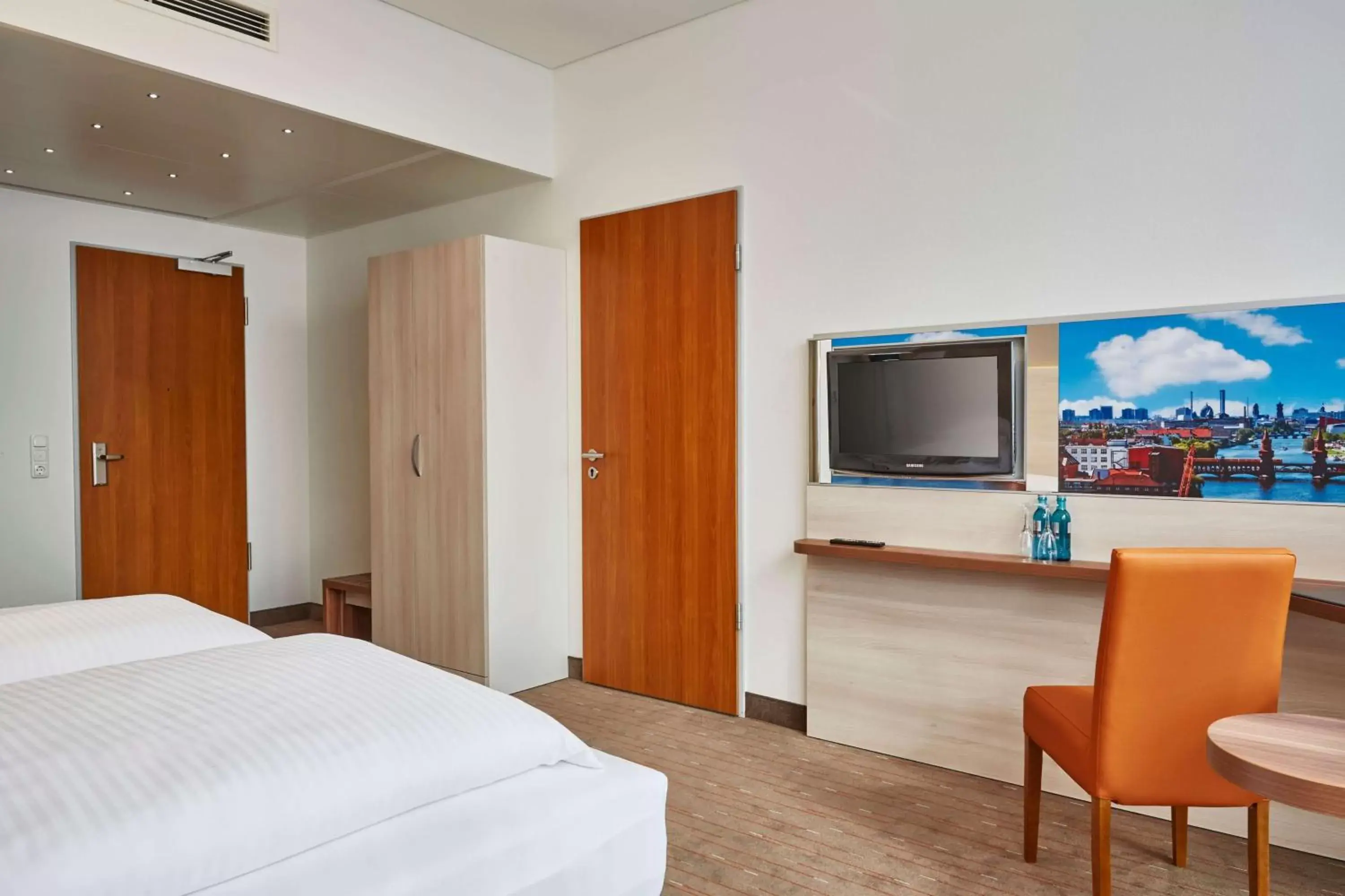 Photo of the whole room, Bed in H+ Hotel Berlin Mitte Photo of the whole room, Bed in H+ Hotel Berlin Mitte