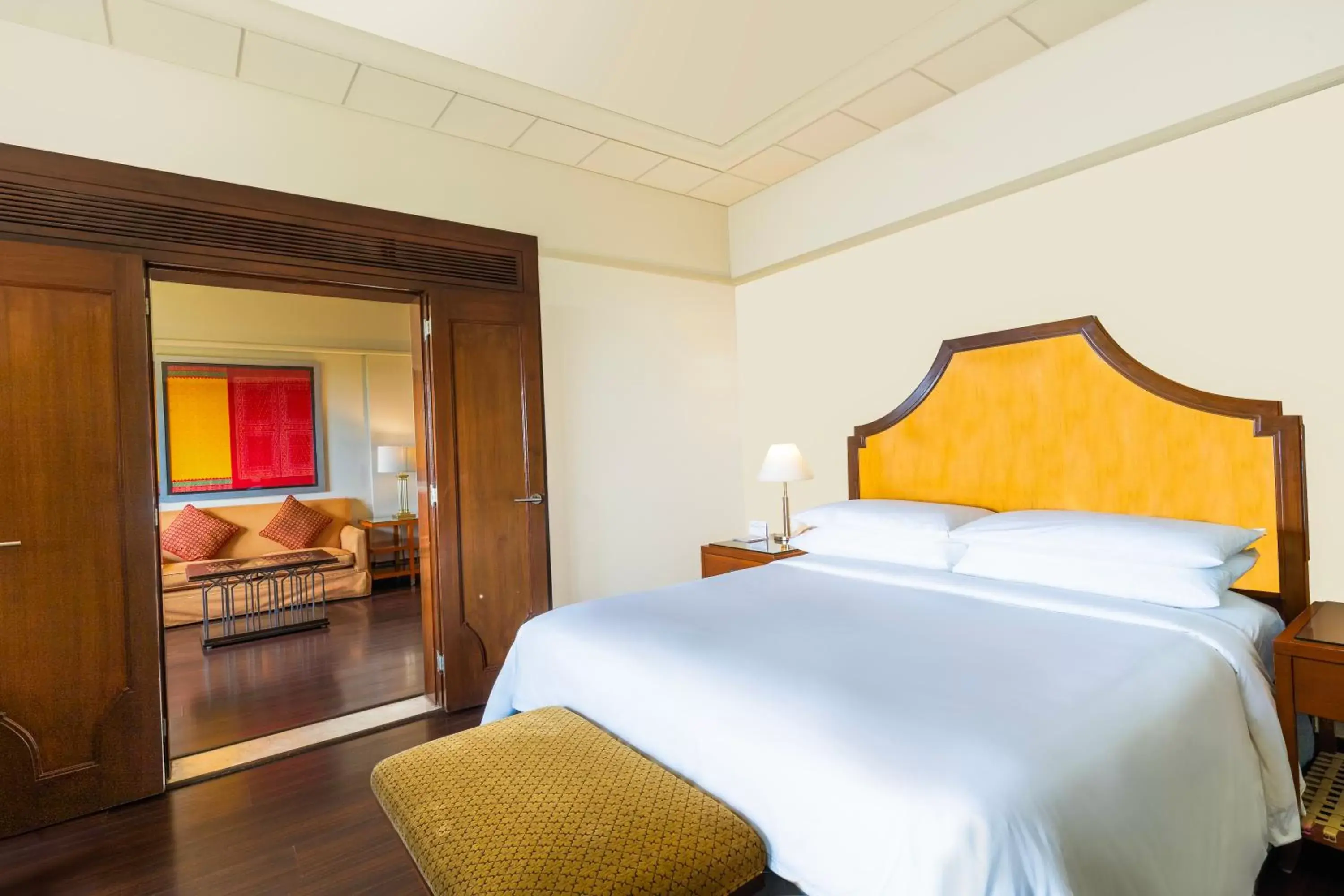 Seating area, Bed in Hyderabad Marriott Hotel & Convention Centre