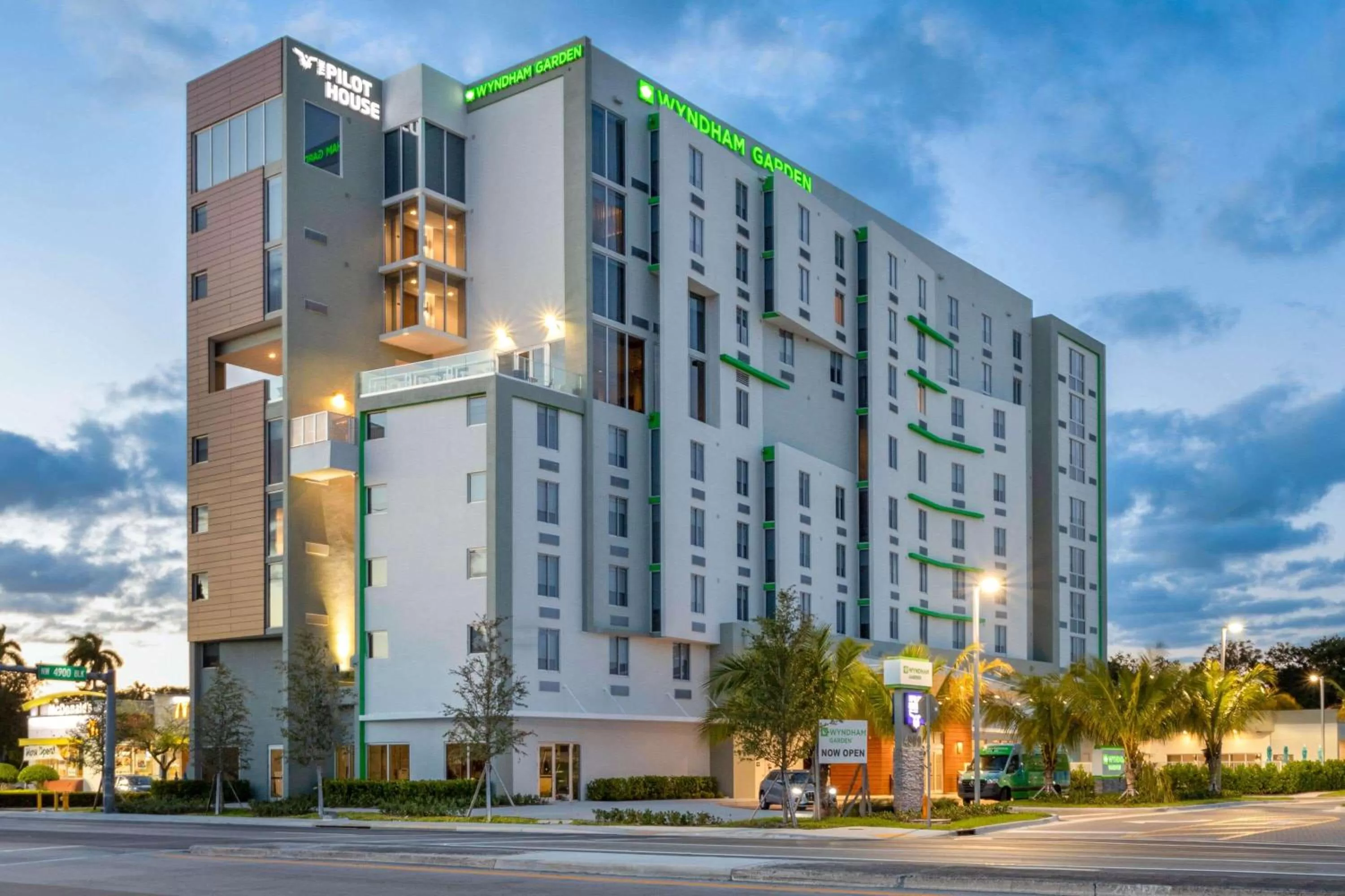 Property building in Wyndham Garden Miami International Airport