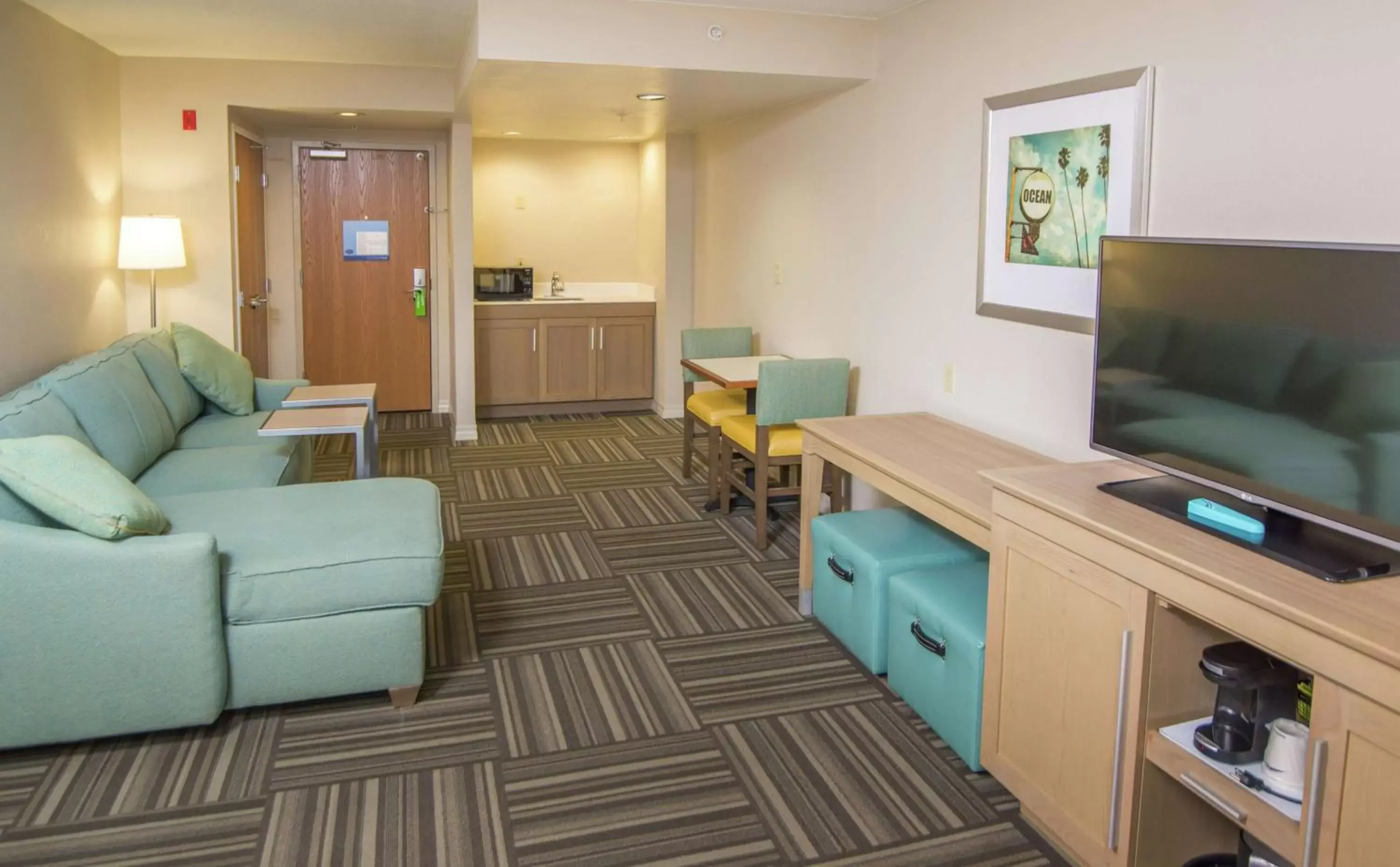 Living room, TV/Entertainment Center in Hampton Inn Jacksonville South/I-95 at JTB