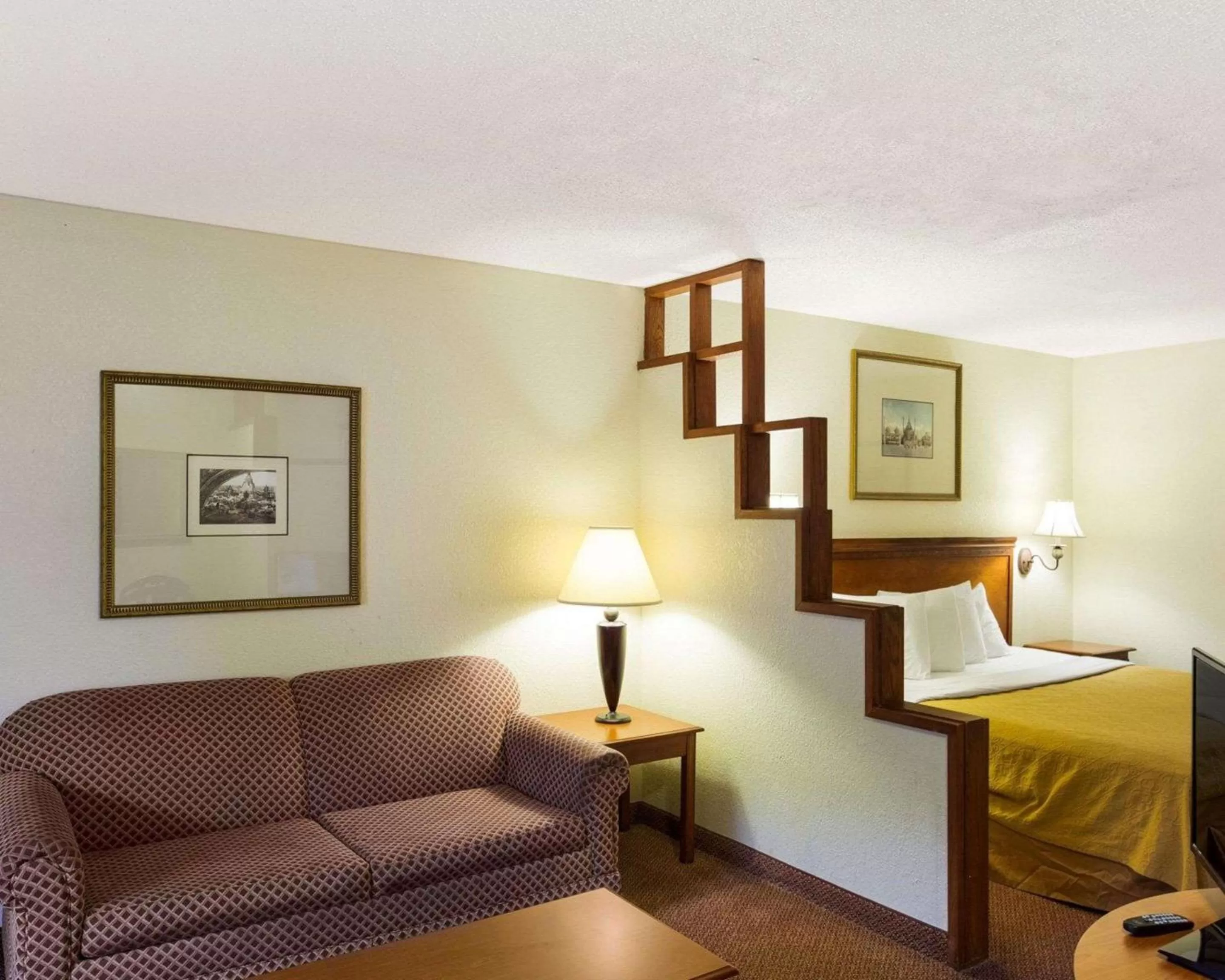 Photo of the whole room, Bed in Rodeway Inn & Suites South of Fiesta Park
