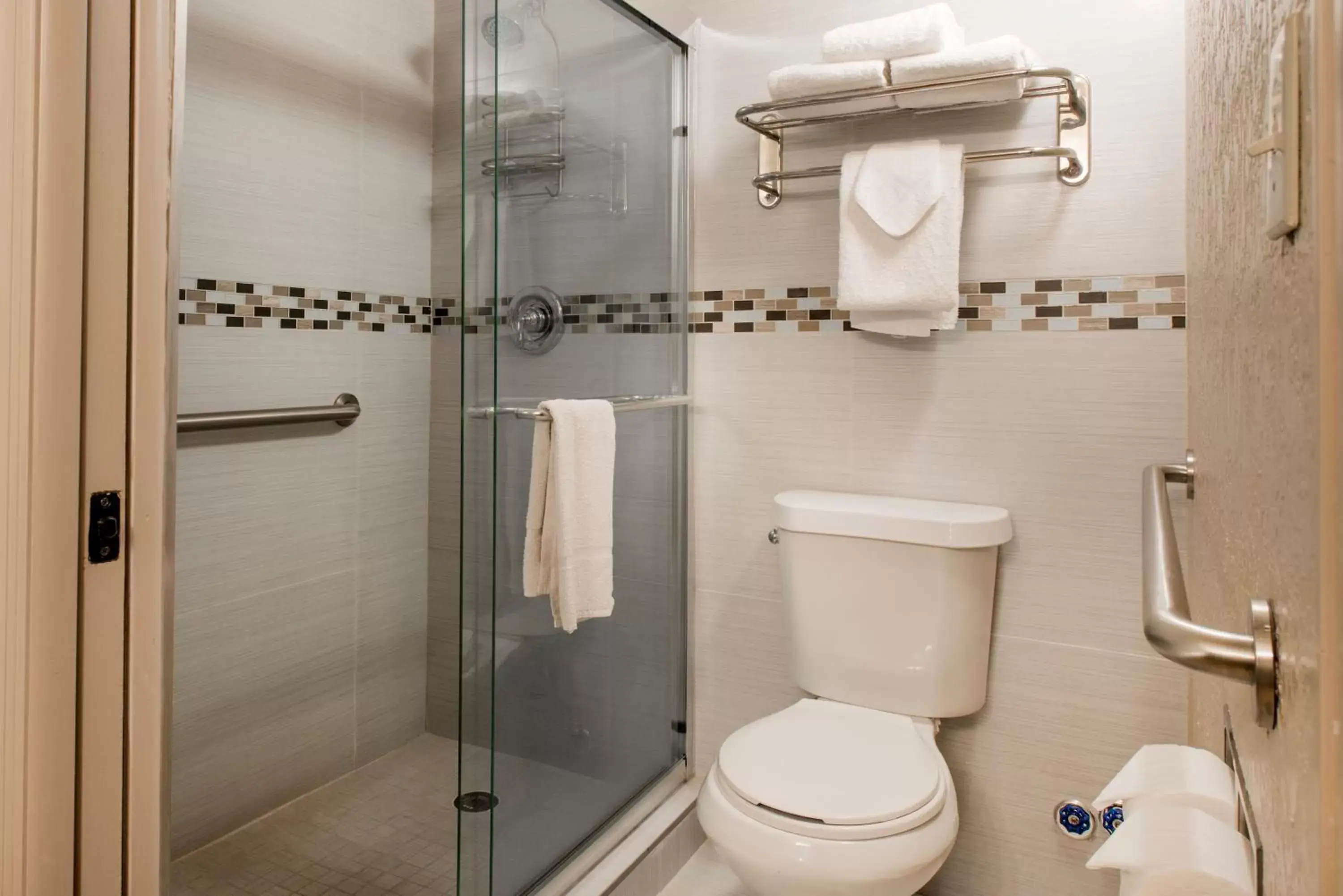 Bathroom in Rodeway Inn & Suites Fort Lauderdale Airport & Cruise Port