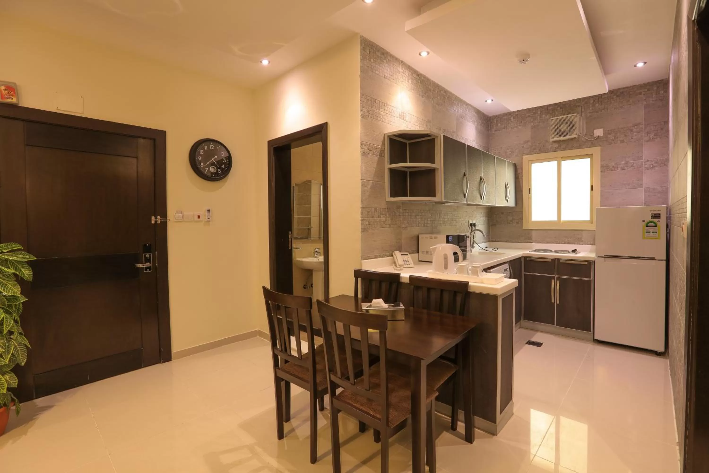 Dining area, Kitchen/Kitchenette in Al Itqan Apart-hotel