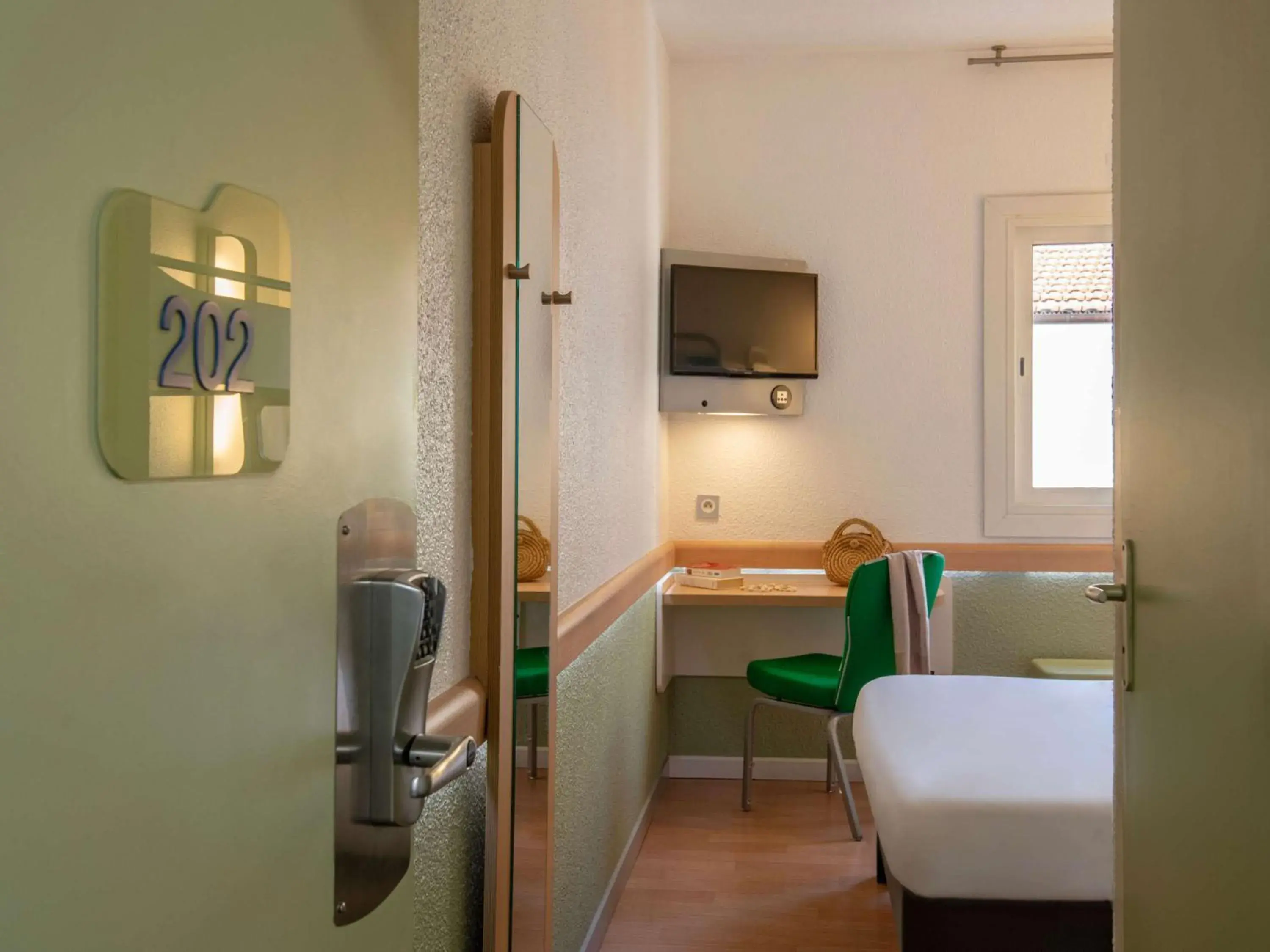 Bedroom, Bed in ibis budget Menton Bord de Mer Bedroom, Bed in ibis budget Menton Bord de Mer