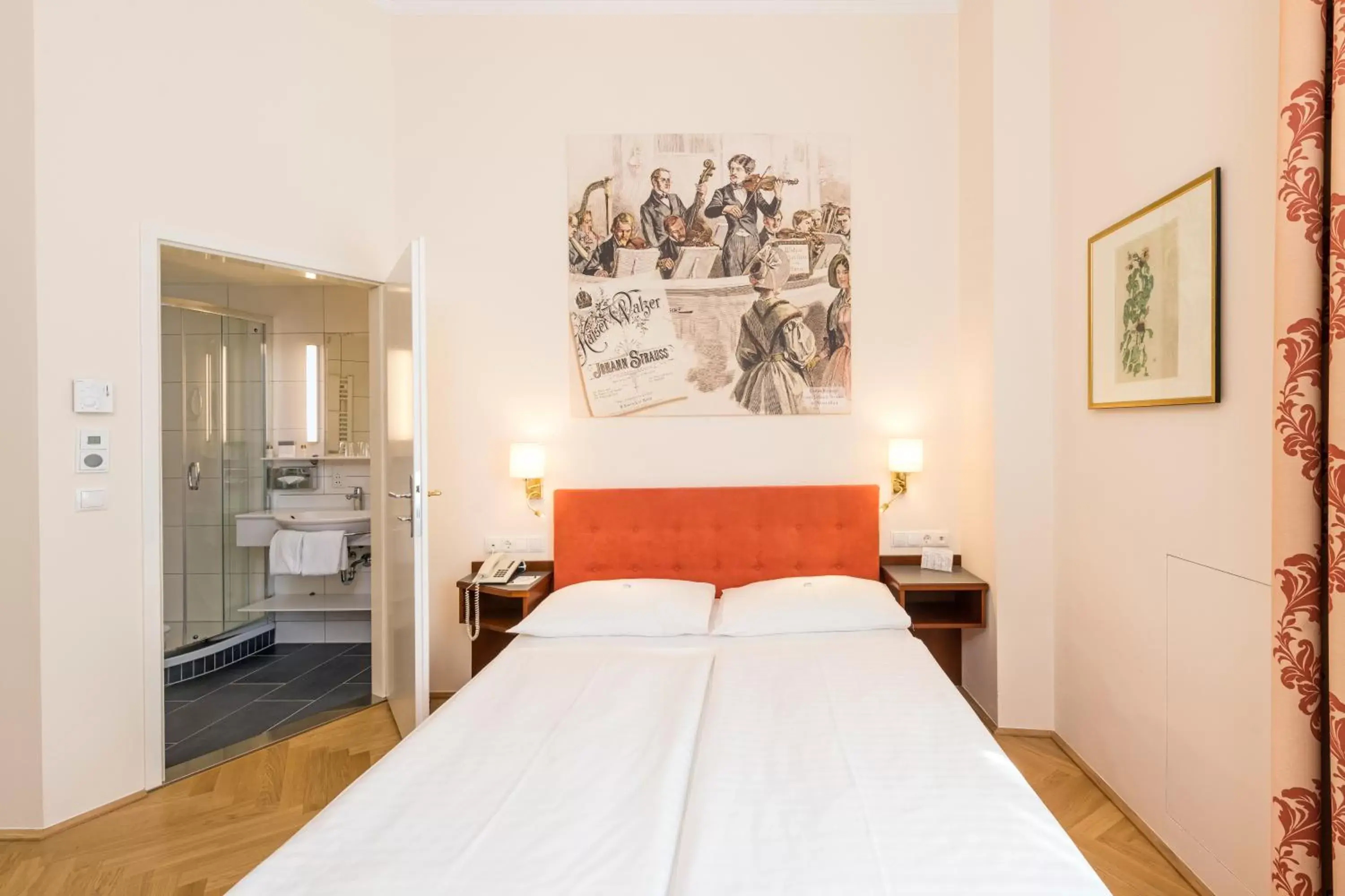 Bedroom, Bed in Hotel Johann Strauss