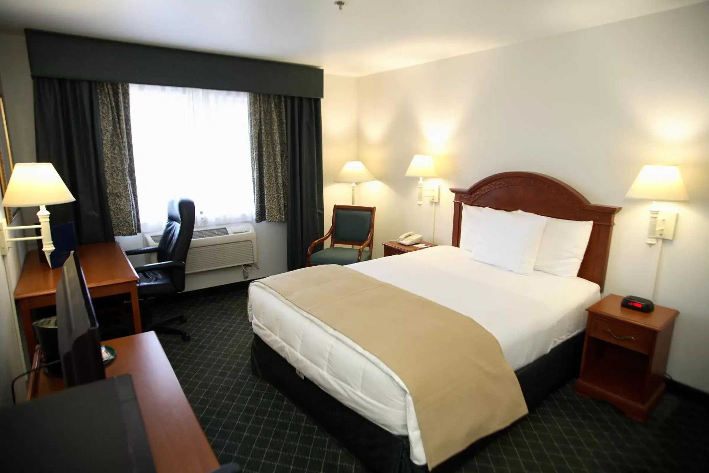 Photo of the whole room, Bed in Baymont INN & Suites by Wyndham