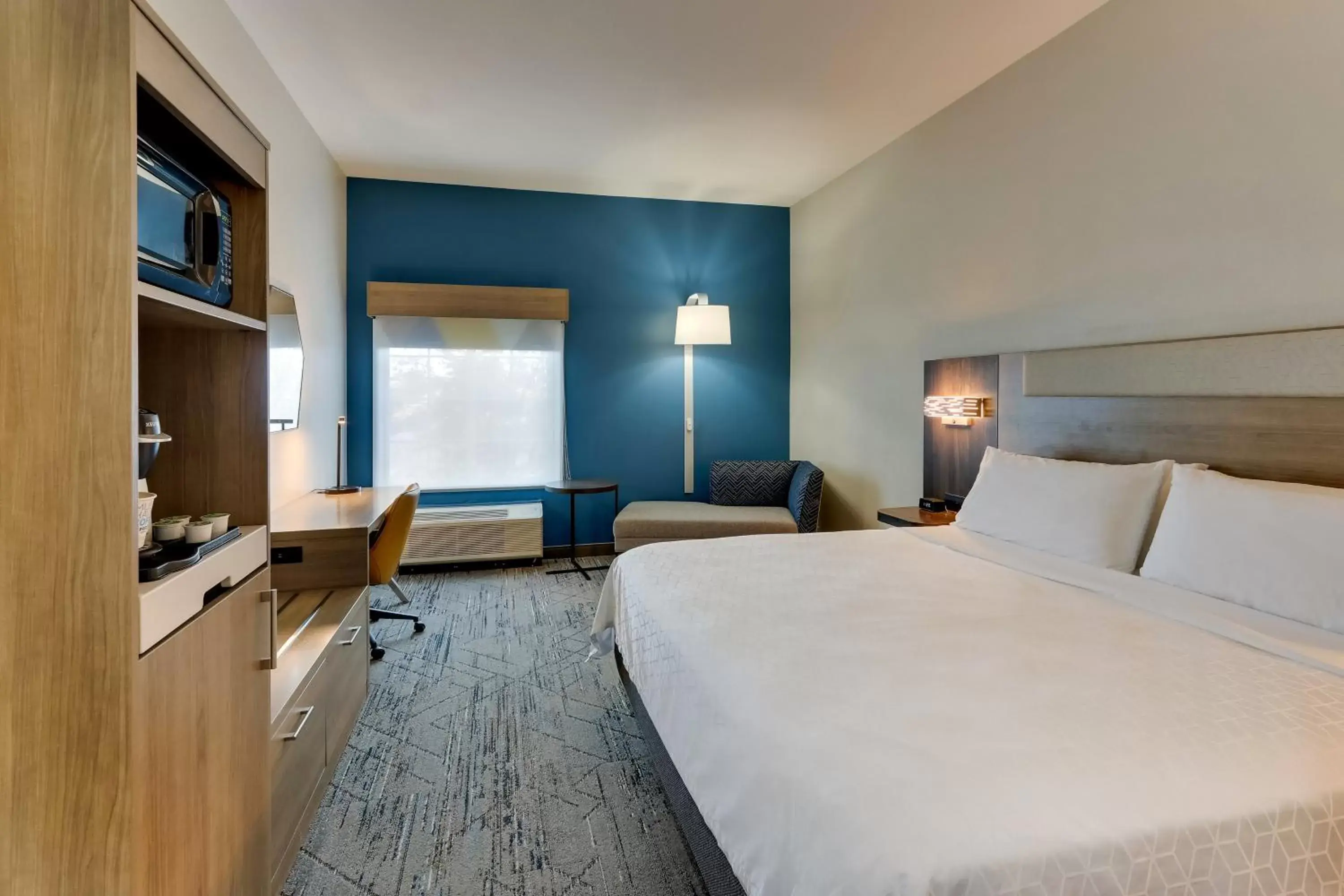 Photo of the whole room, Bed in Holiday Inn Express & Suites - Ardmore, an IHG Hotel