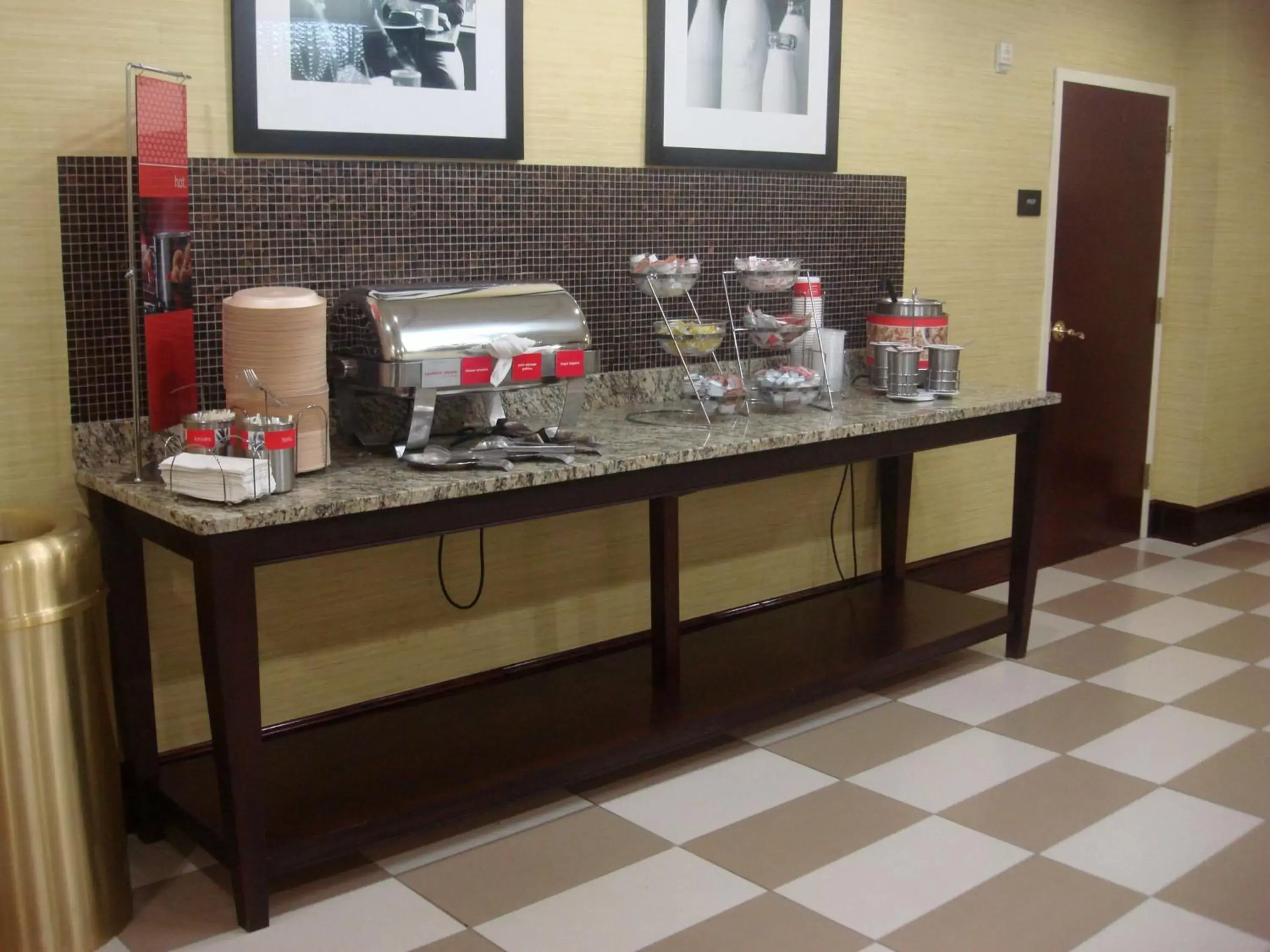 Dining area in Hampton Inn Atlanta-Fairburn