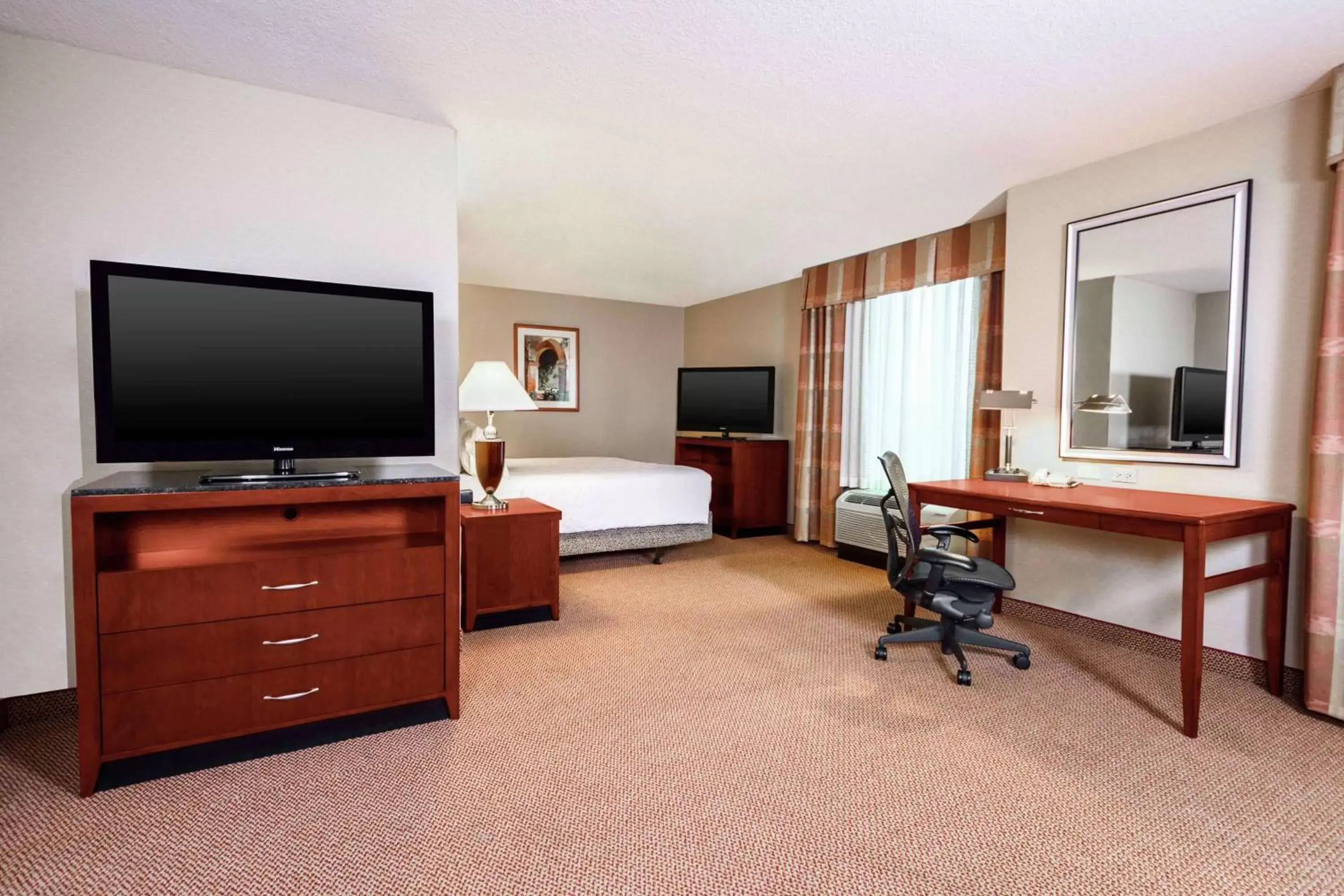 Bedroom, TV/Entertainment Center in Hilton Garden Inn Independence