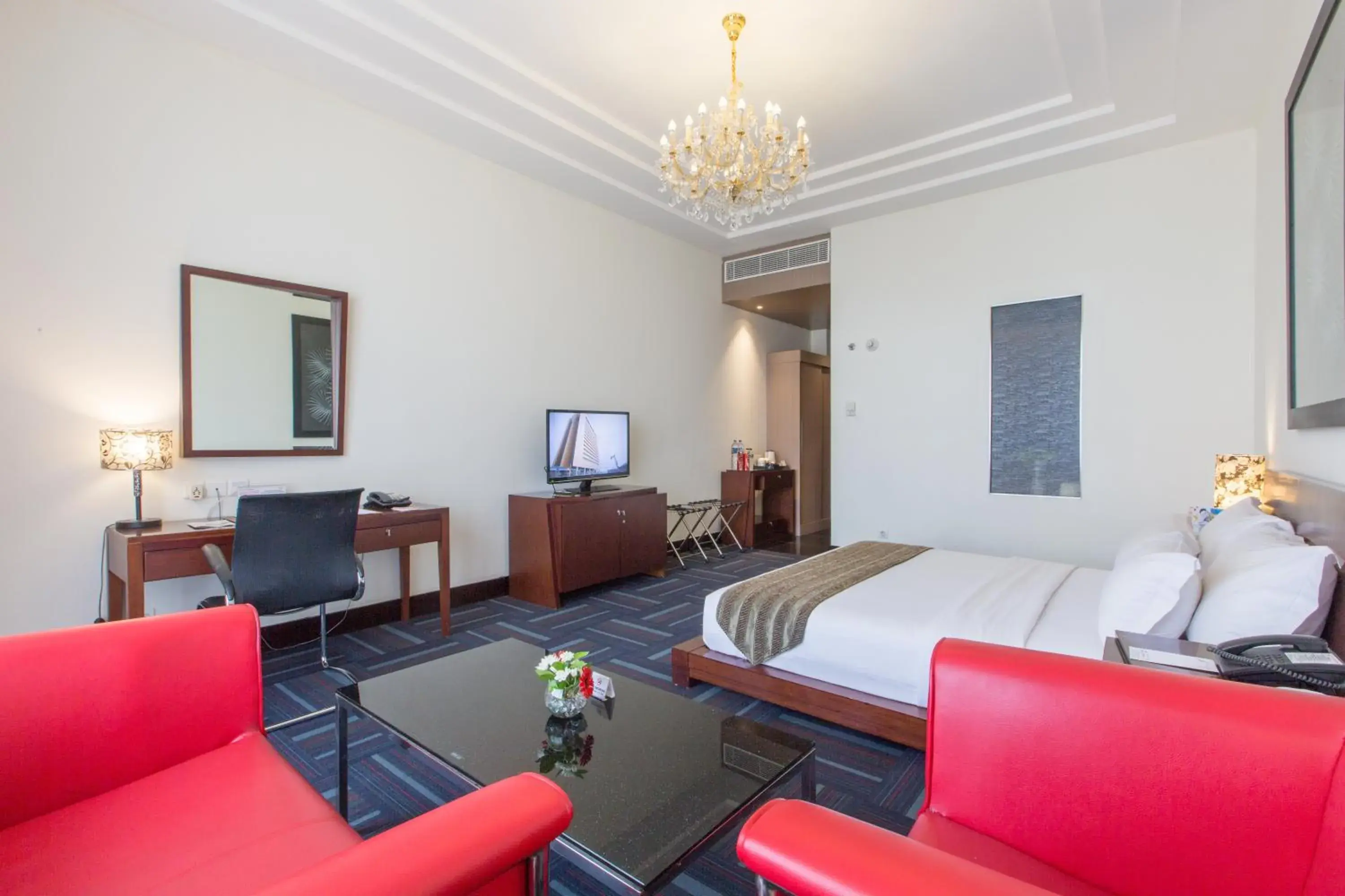 Bedroom, Seating Area in Merlynn Park Hotel