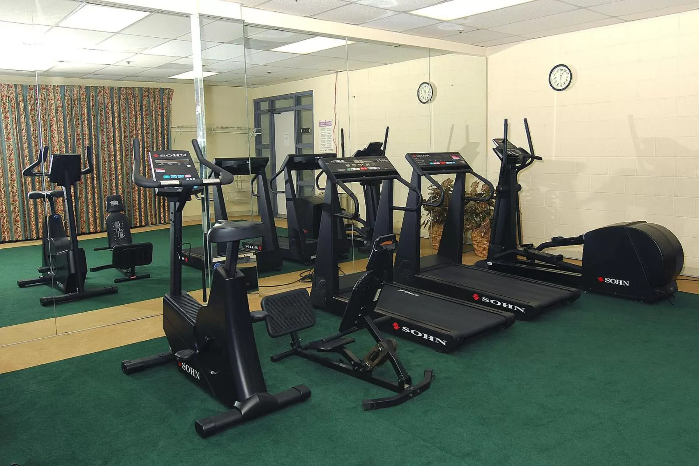 Fitness centre/facilities, Fitness Center/Facilities in Metro Plaza Hotel