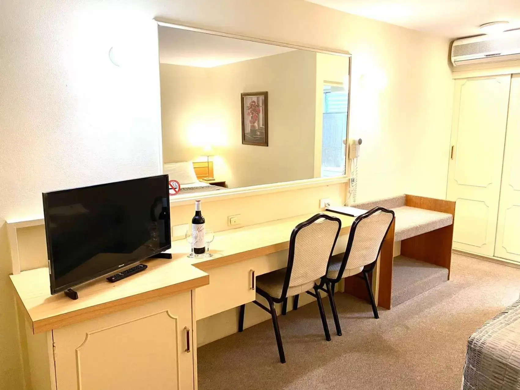 Seating area, TV/Entertainment Center in Gateway Motor Inn