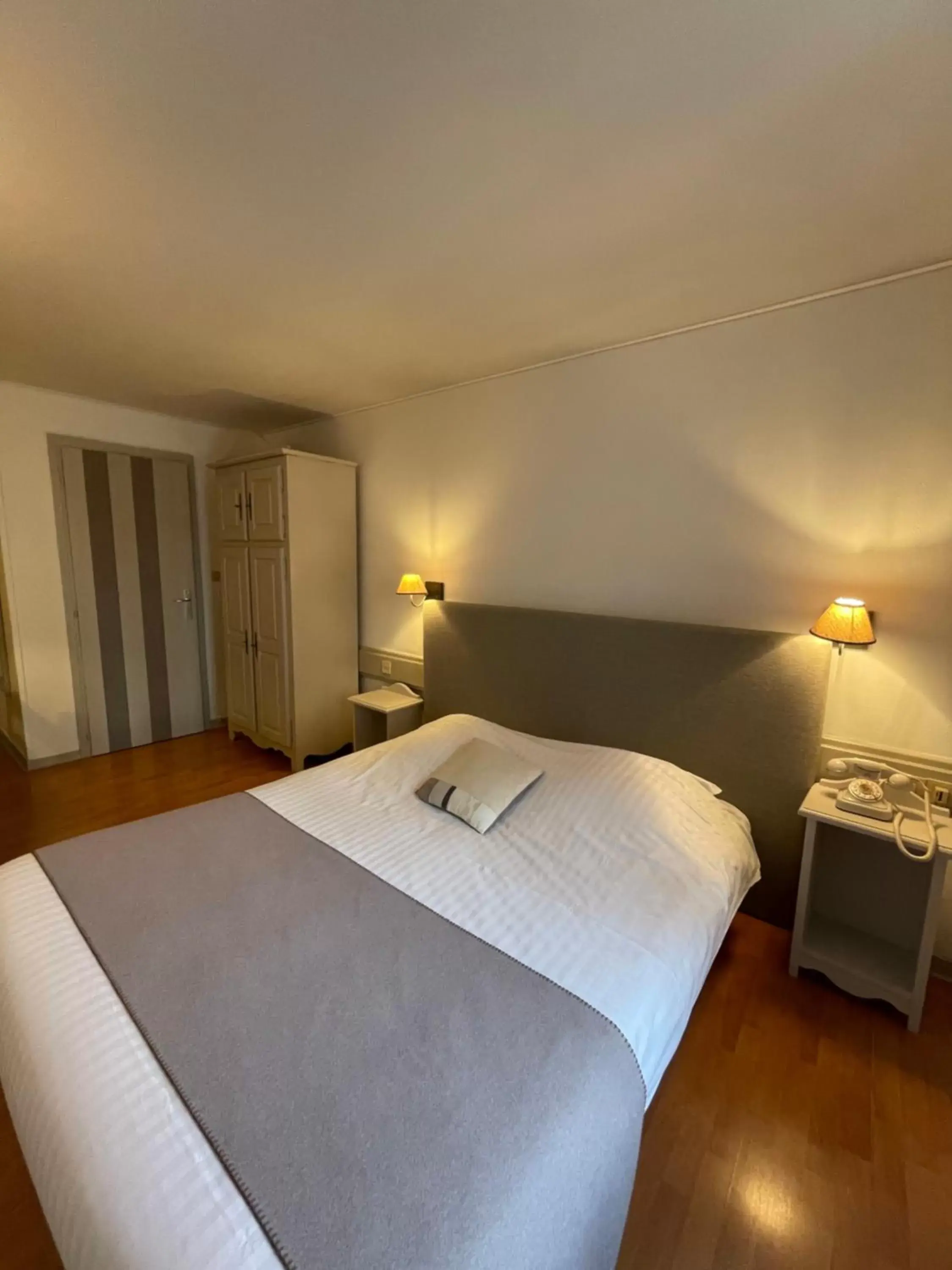 Bedroom, Bed in The Originals City, Hôtel de la Balance, Montbéliard