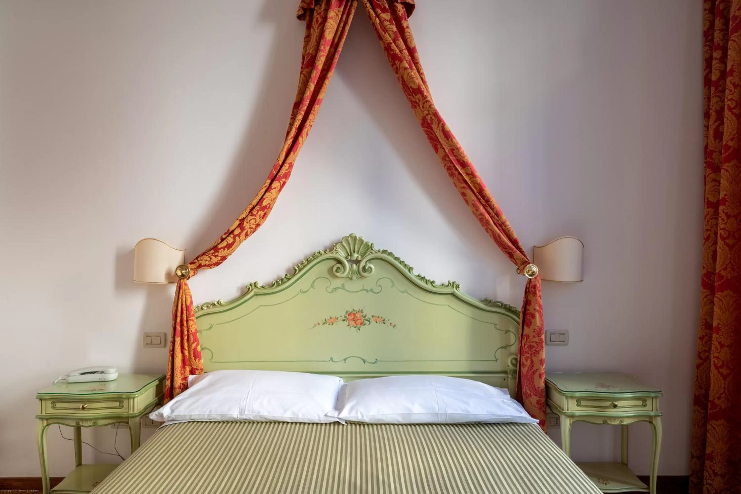 Bed in Hotel al Sotoportego