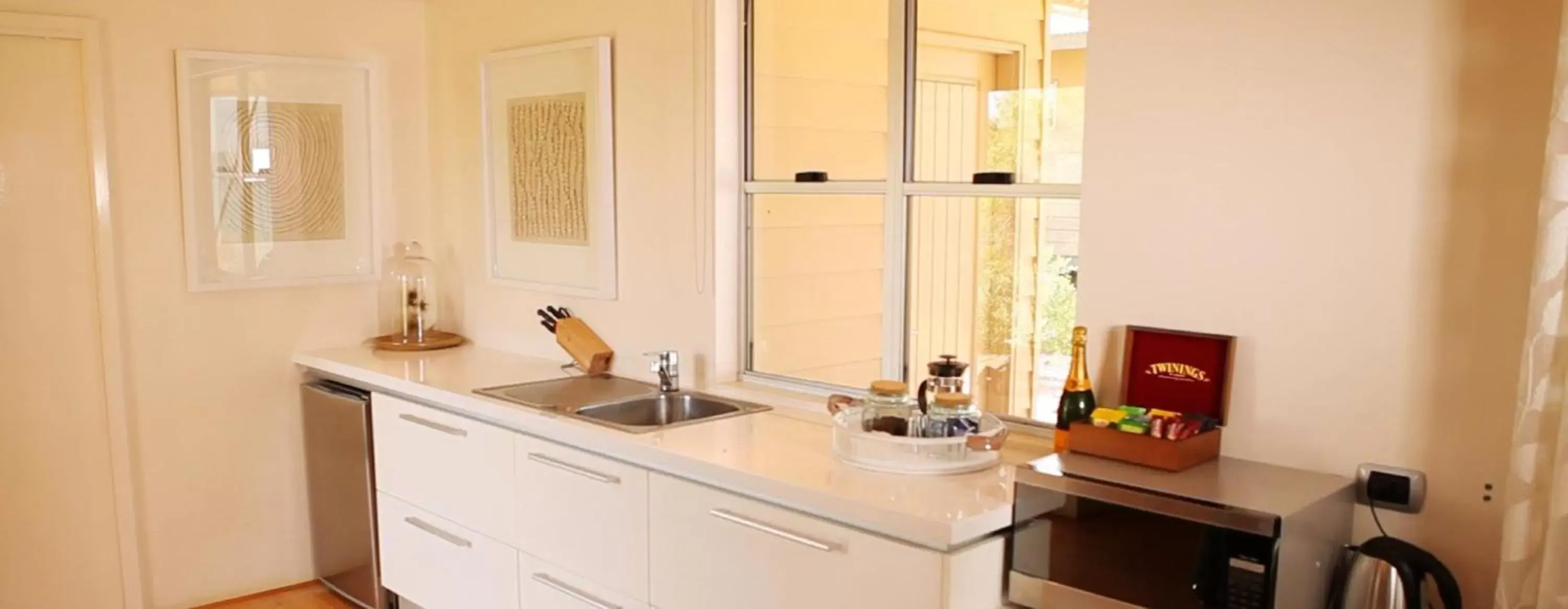 Kitchen or kitchenette, Bathroom in Eco Beach Wilderness Retreat