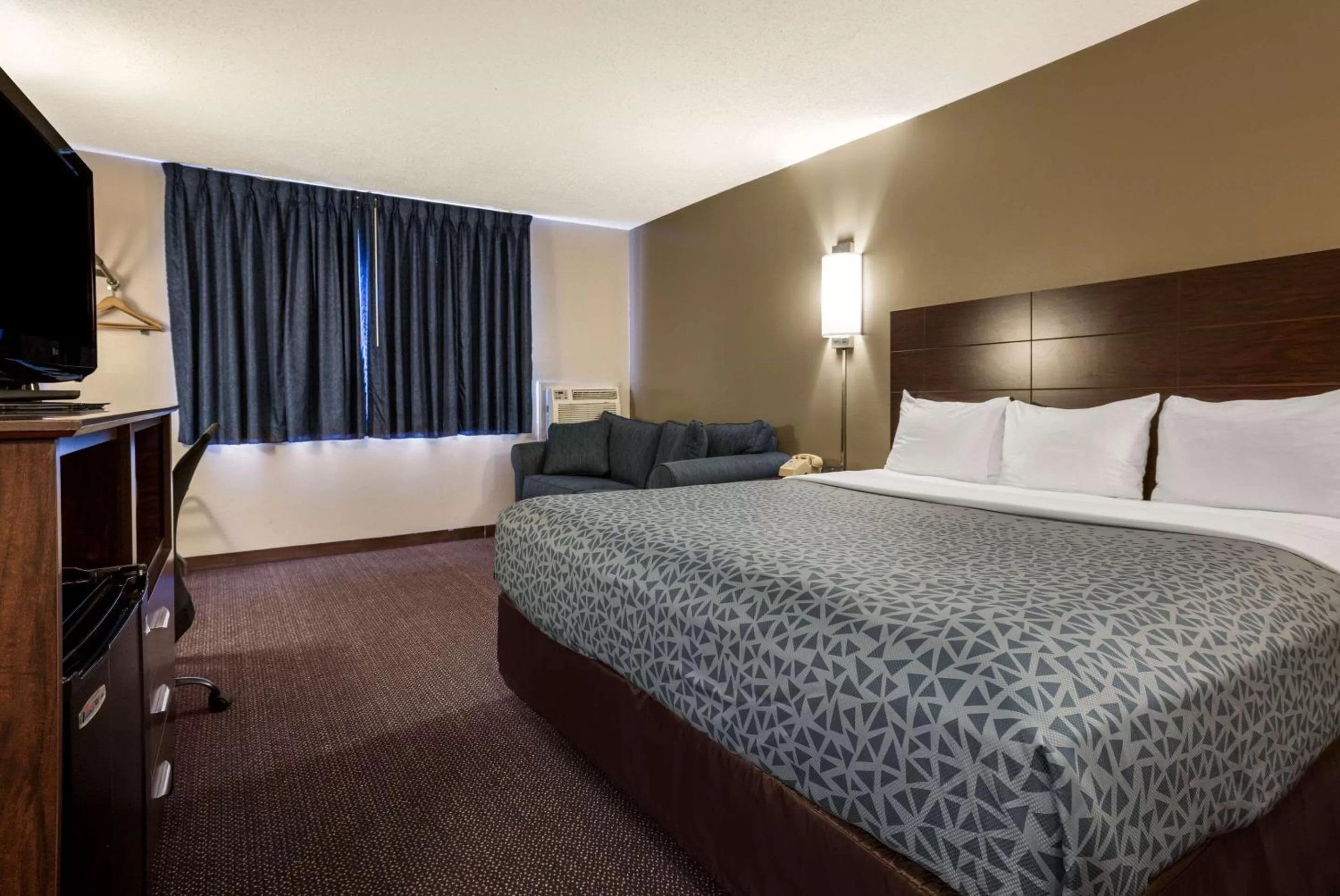 Bedroom, Bed in Econo Lodge Darien Lakes