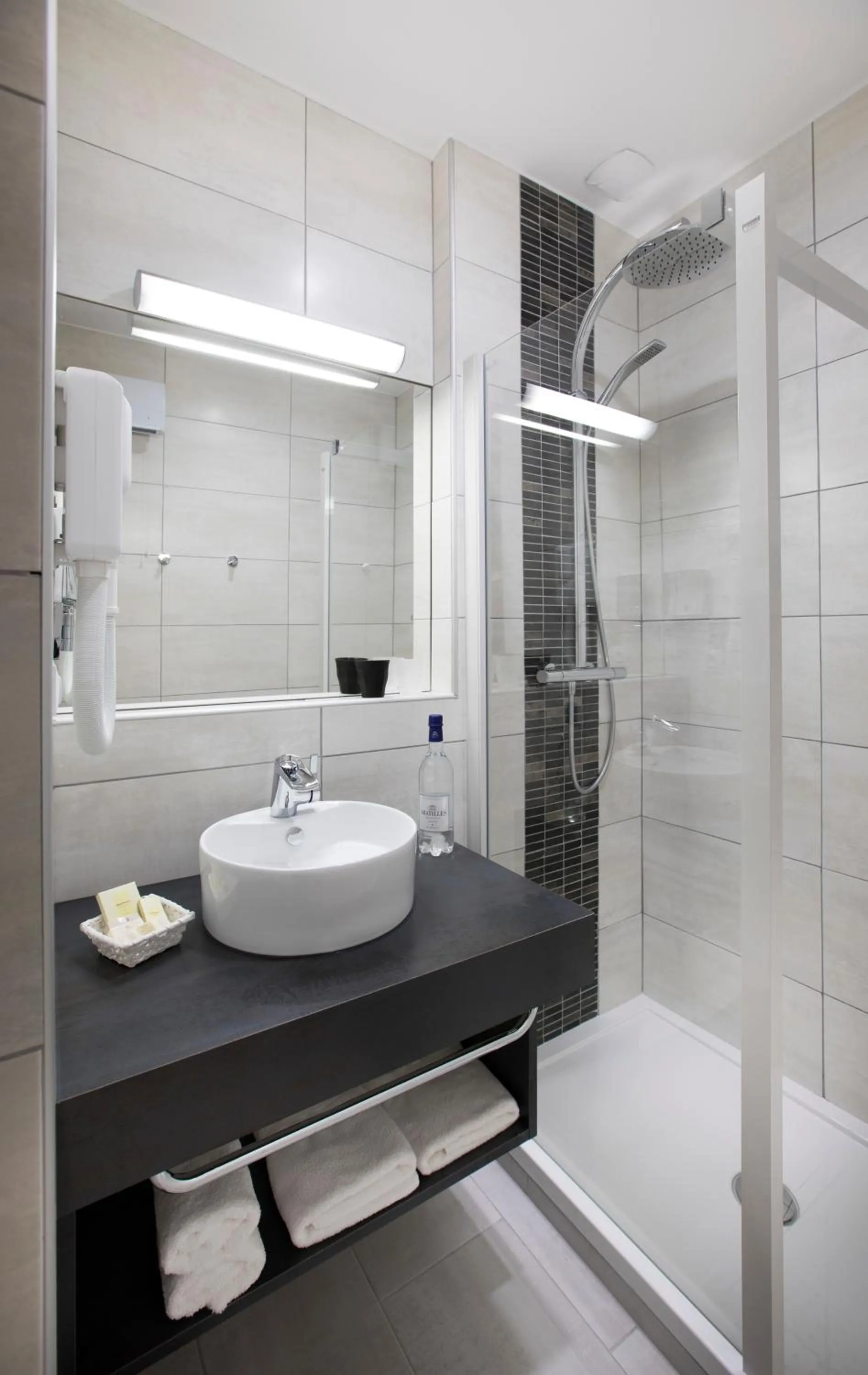 Shower in Logis Hotel - Restaurant - Spa - Le Relais de Farrou
