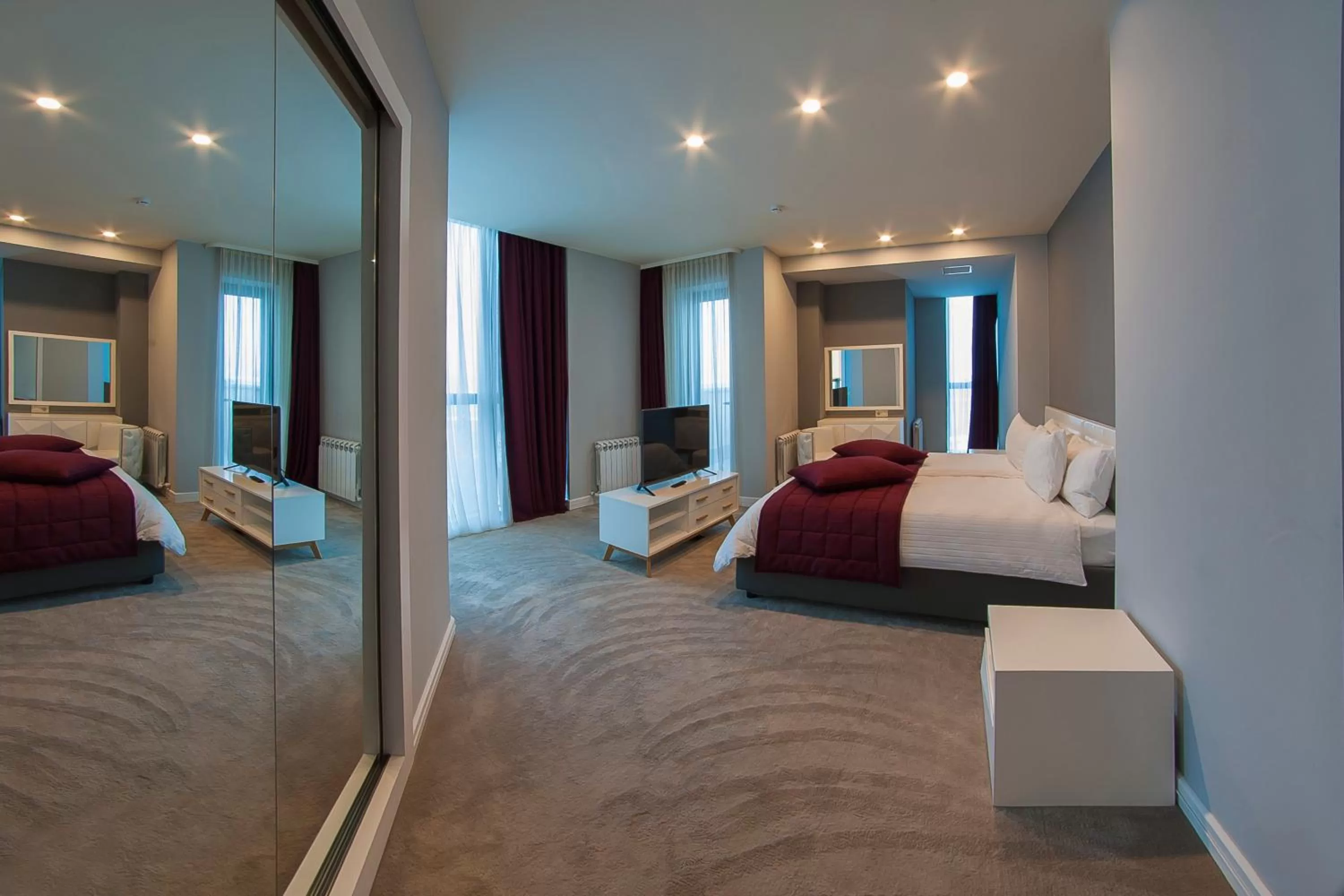 TV and multimedia, Bed in Opera Suite Hotel