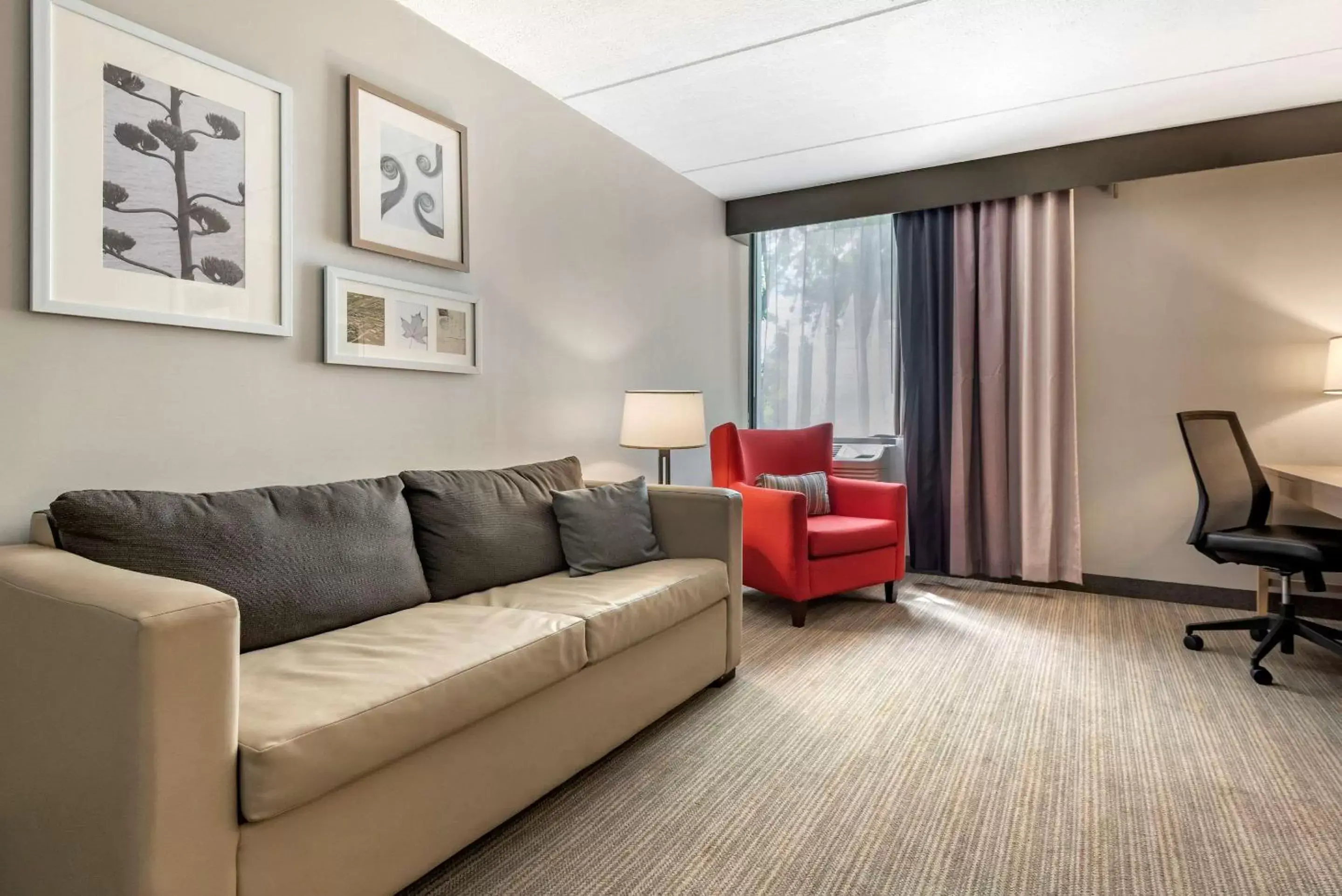 Bedroom, Seating Area in Comfort Inn & Suites Syracuse North