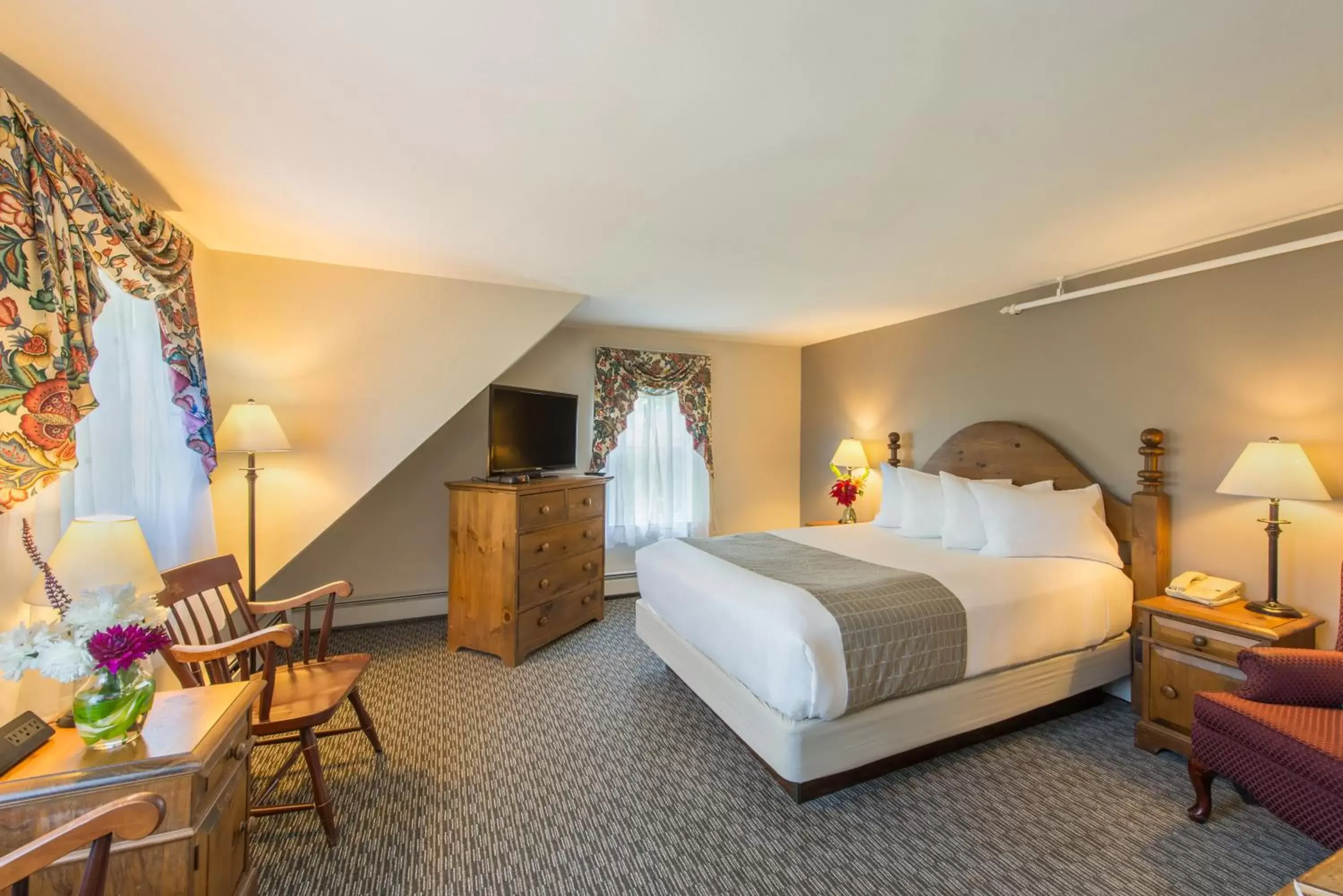 Standard View Room with One Queen Bed in Eagle Mountain House and Golf Club