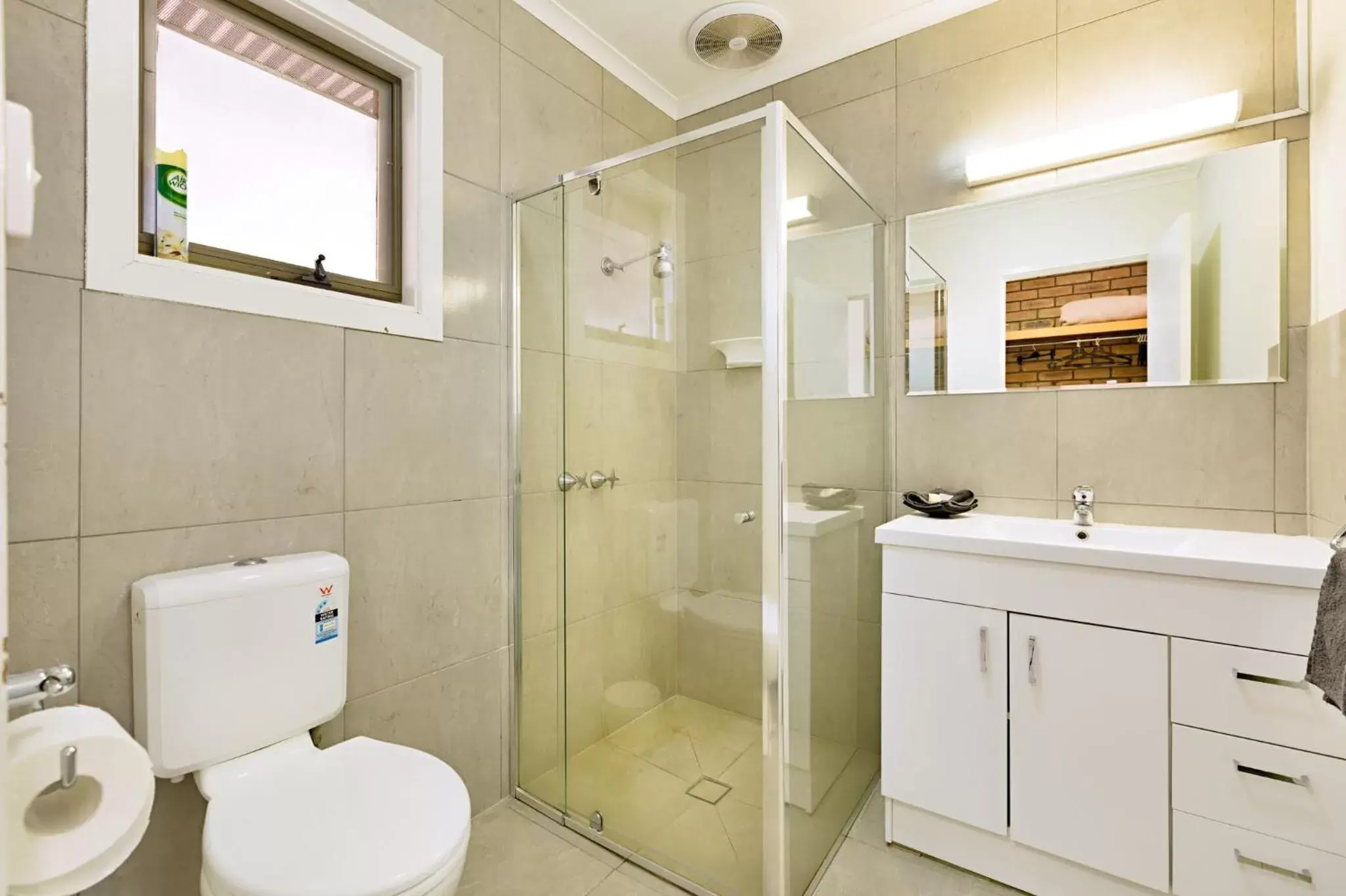 Shower, Bathroom in Statesman Motor Inn