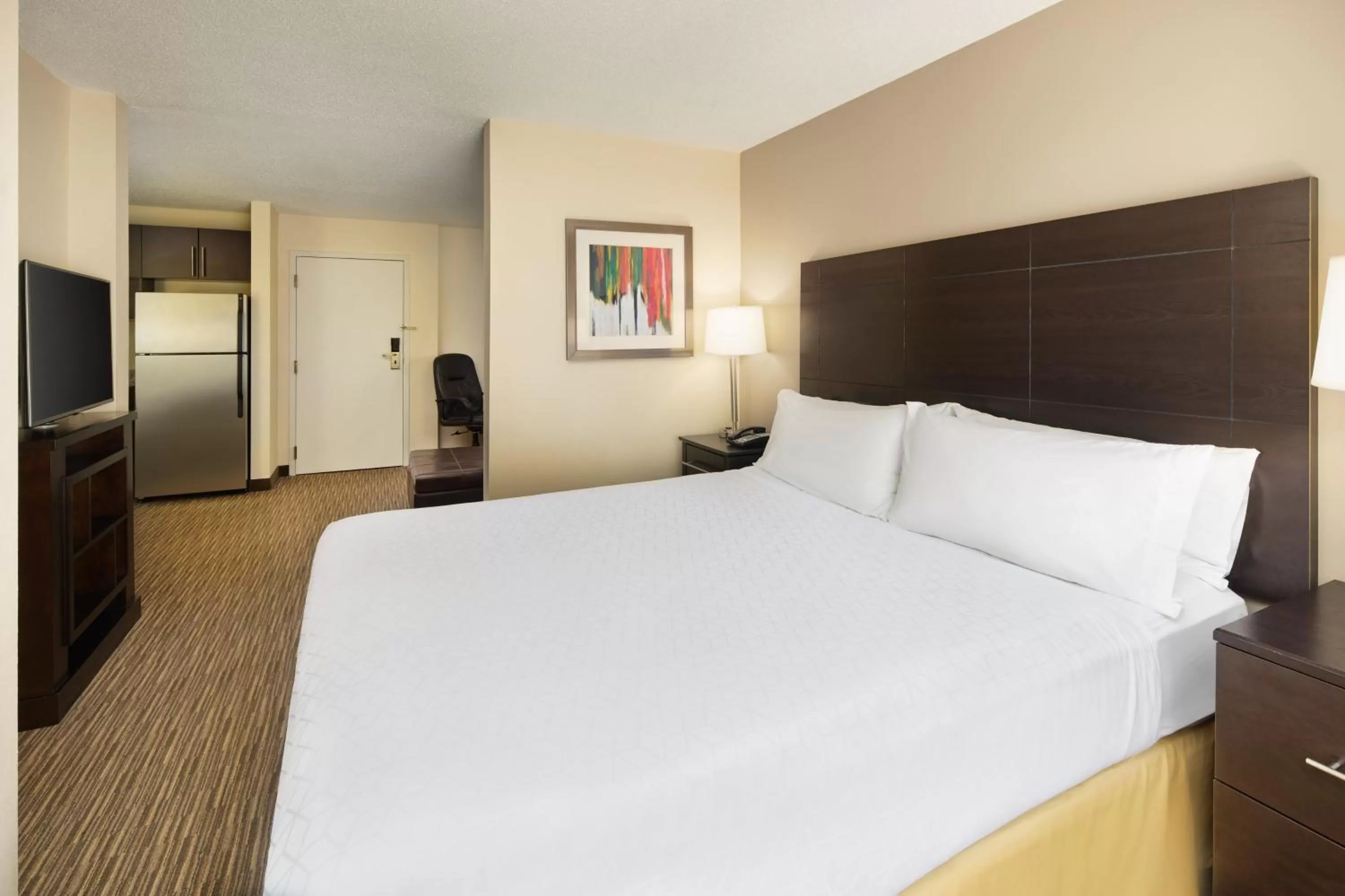 Photo of the whole room, Bed in Holiday Inn Express & Suites Alpharetta by IHG